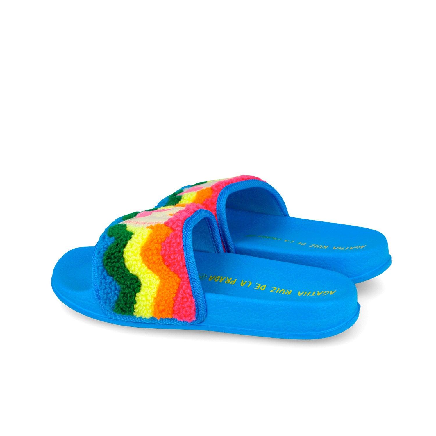 Chanclas de toalla azul con funda multicolor tipo zigzag y correa ancha
