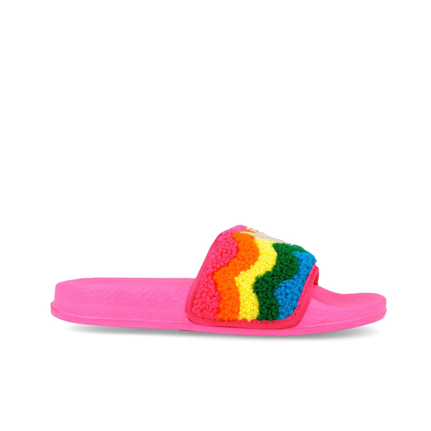 Chancla tipo slide fucsia con aplicación multicolor en el empeine