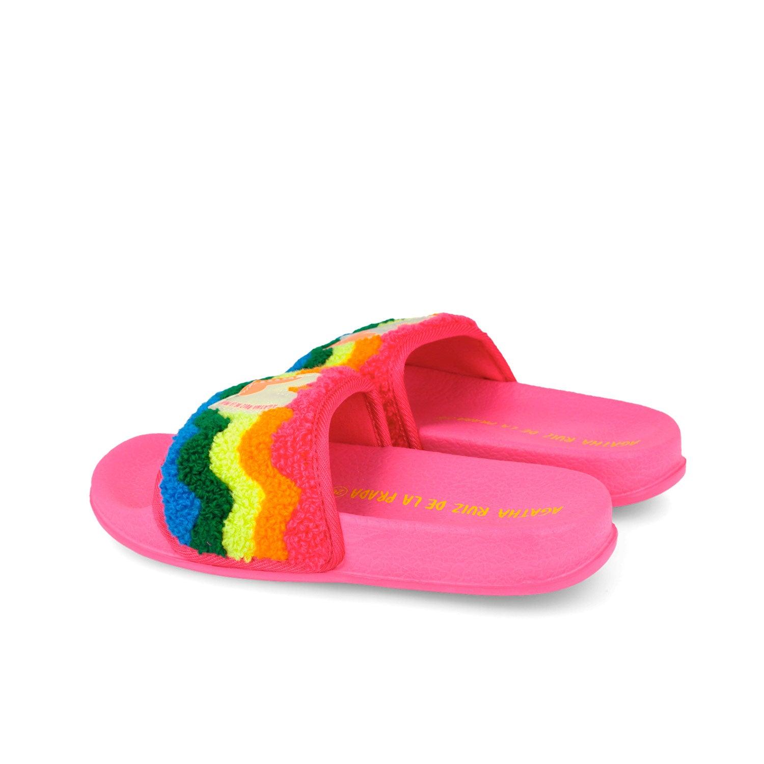 Chanclas de toalla fucsia con empeine abierto y aplicación multicolor