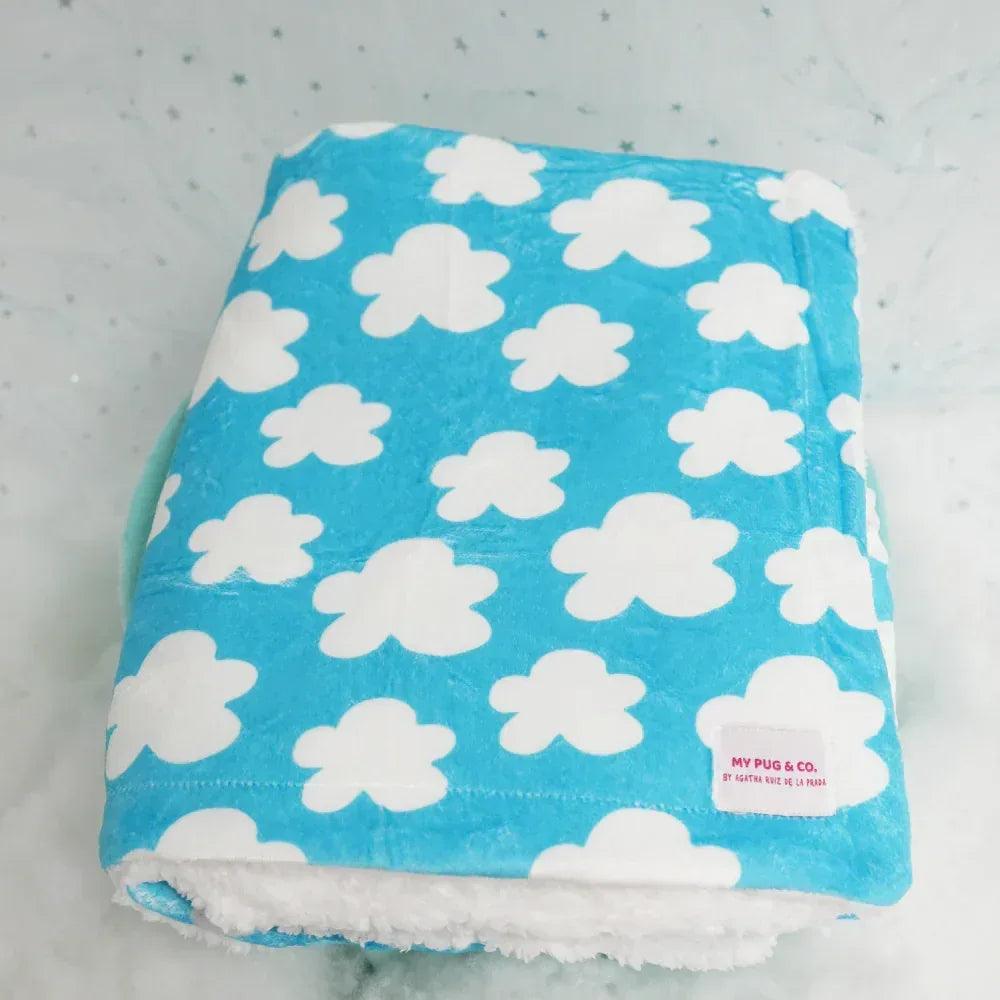 Manta para perro azul con nubes blancas y peluche suave.
