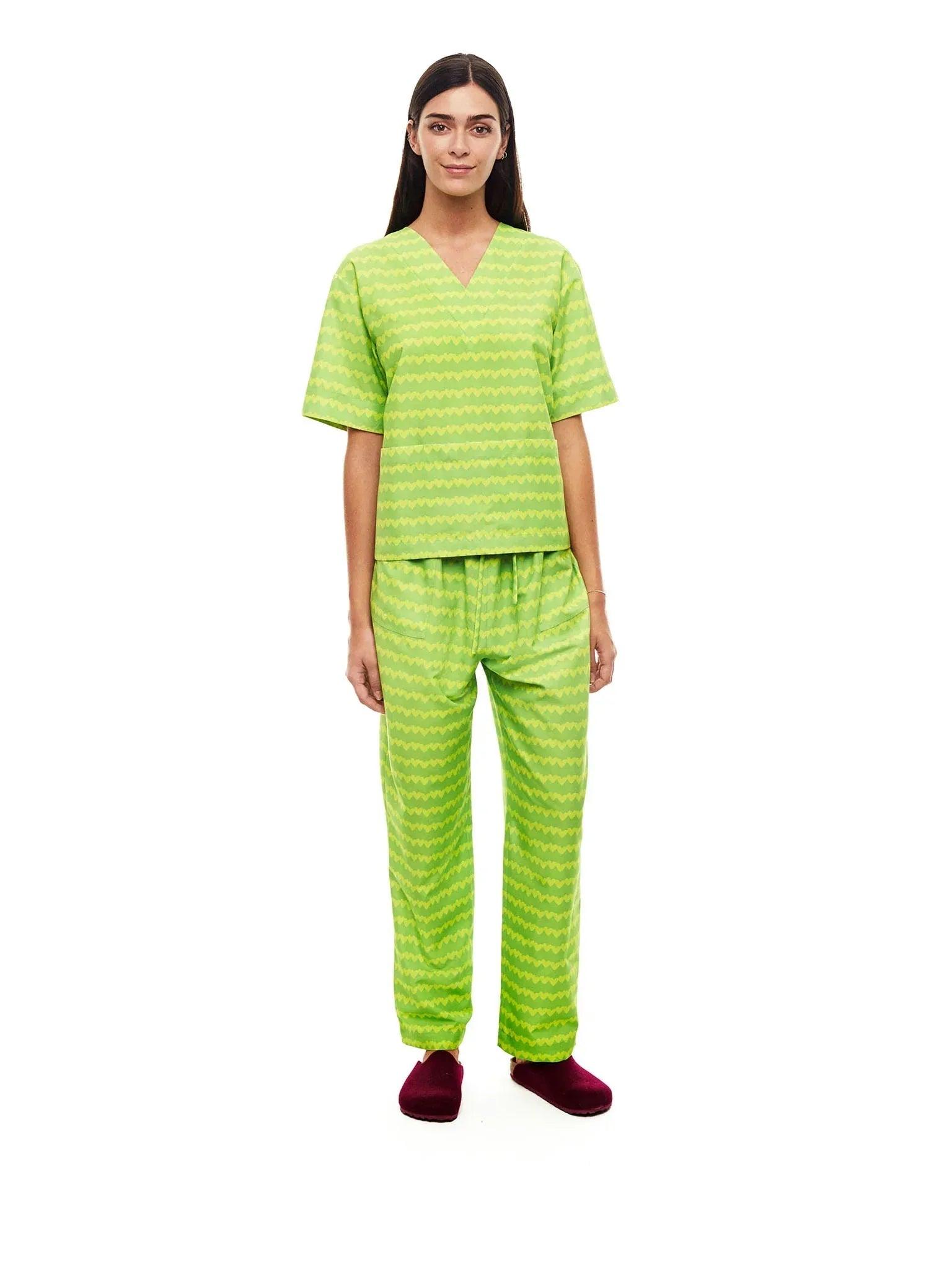 Casaca unisex verde con estampado de zigzag, cuello pico y mangas cortas