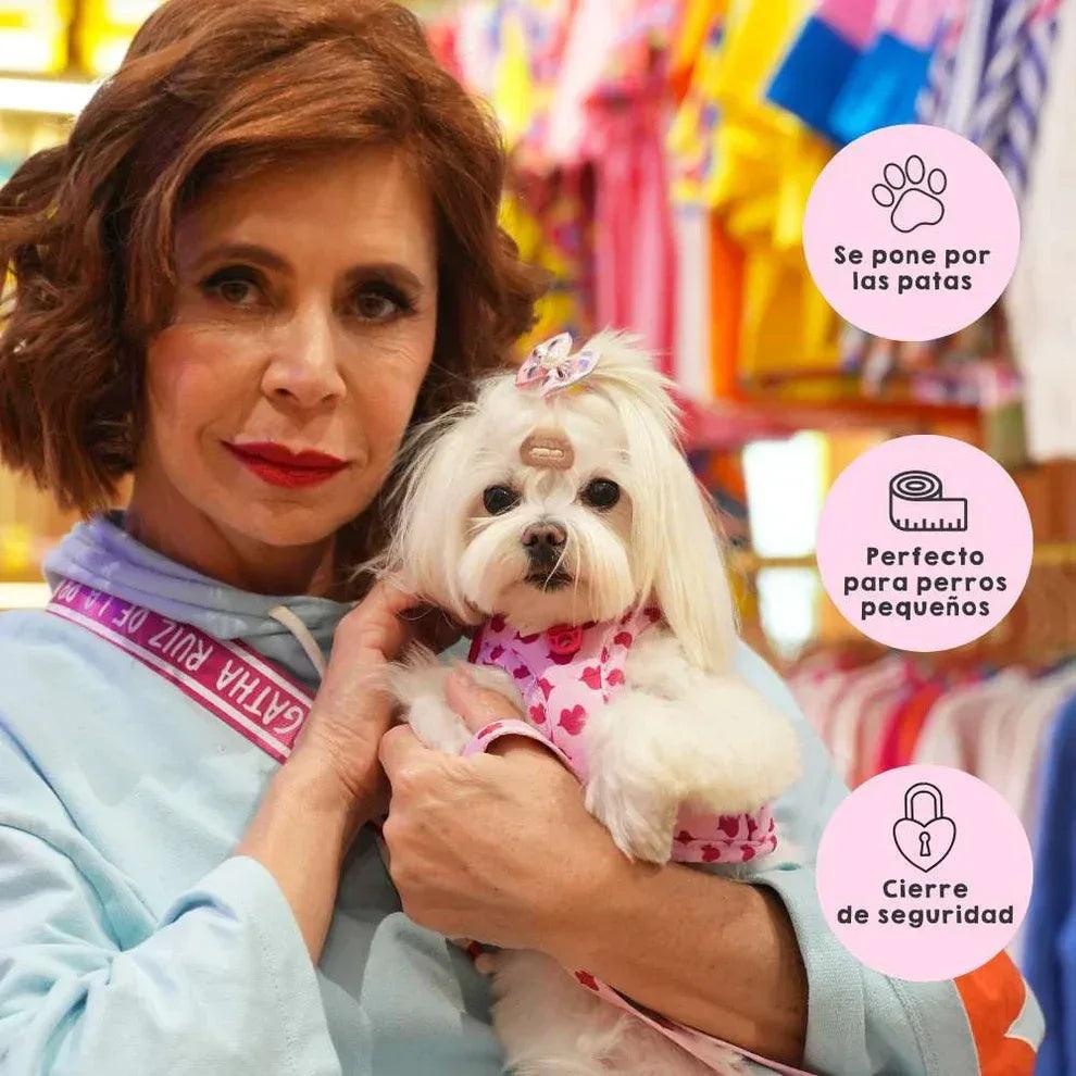 Chaleco ajustable para perro con estampado de corazones fucsia y etiqueta en el pecho