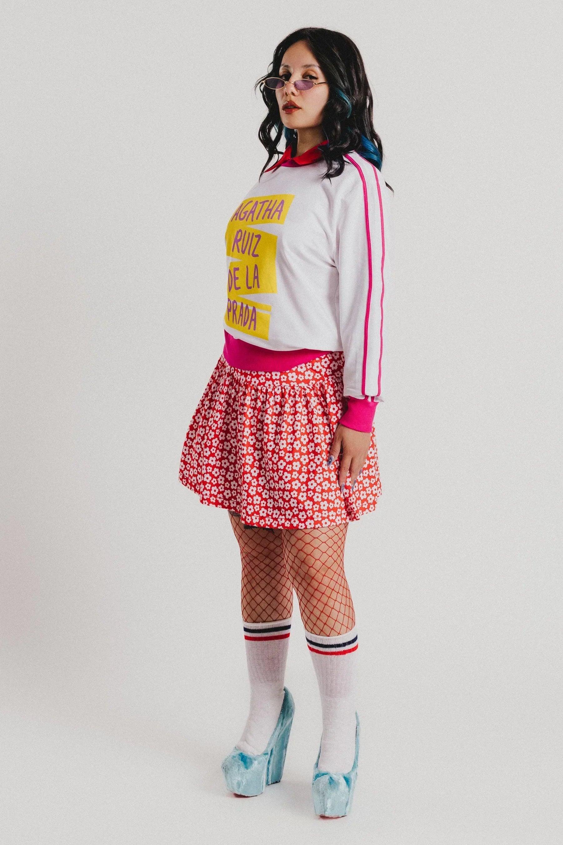 Sudadera blanca con franja fucsia en mangas y falda roja con mini flores