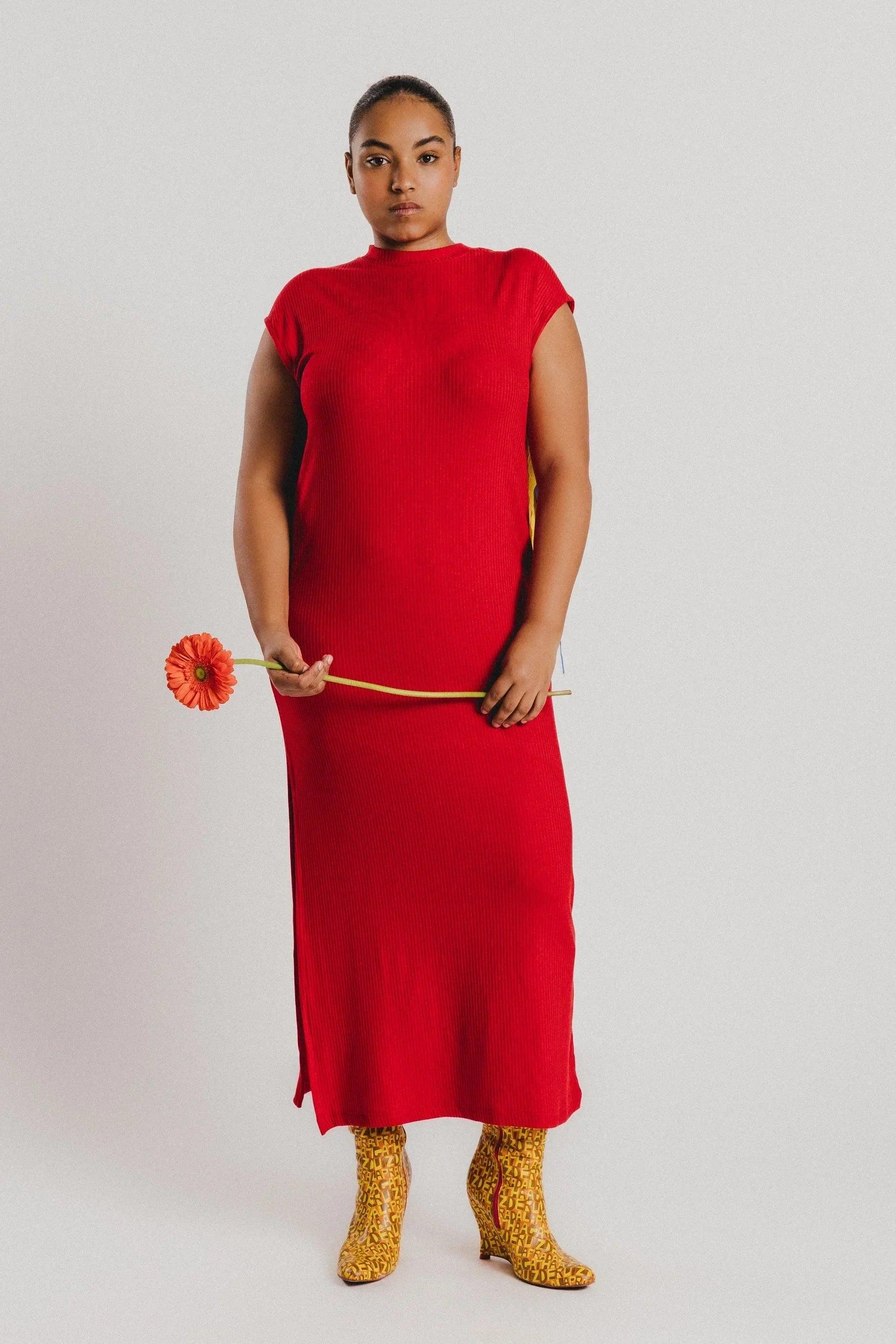 Vestido rojo midi con cuello alto y cordón dorado en la cintura