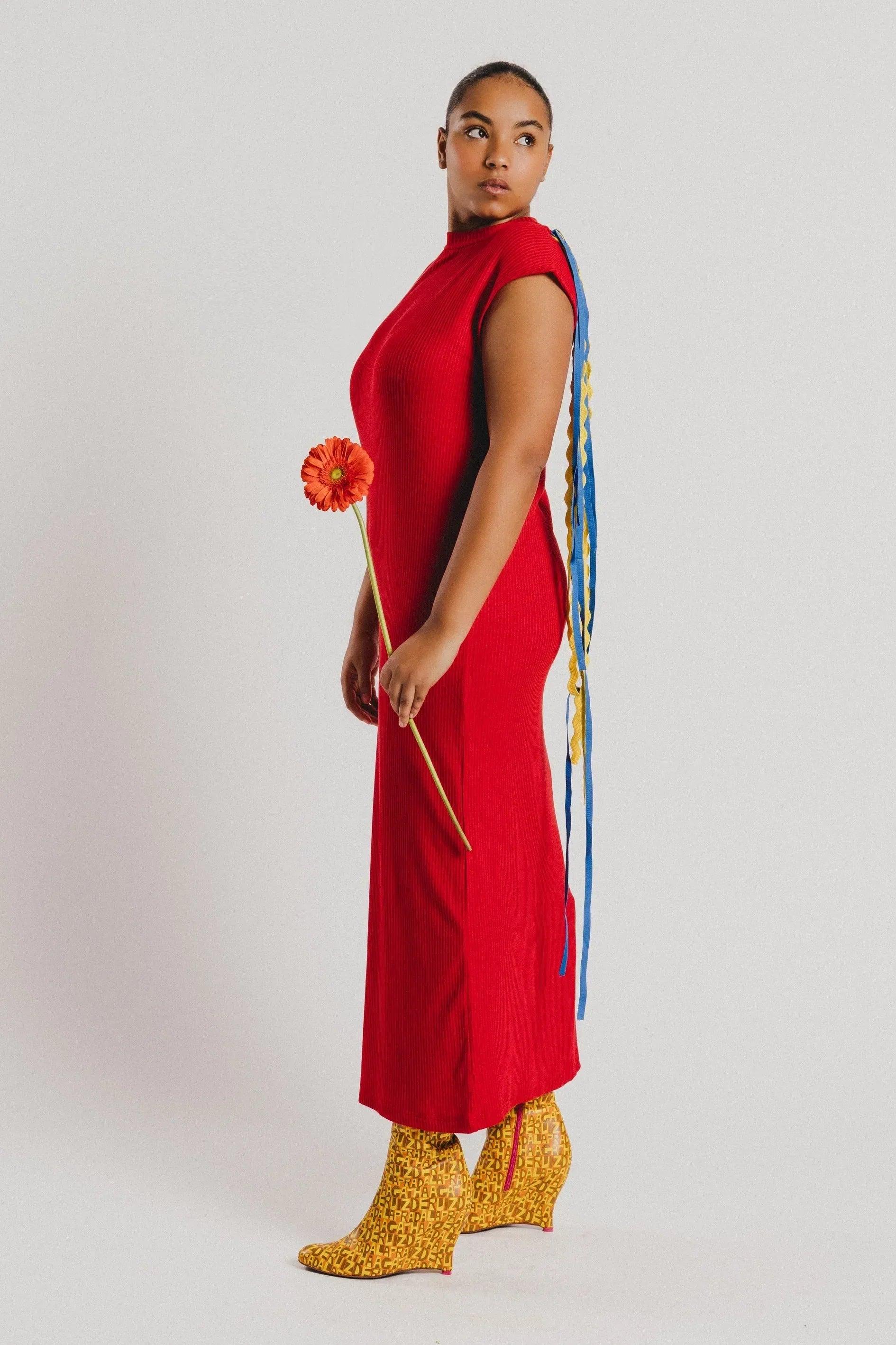 Vestido rojo midi con cuello alto y cordón dorado; tiras multicolor en la espalda