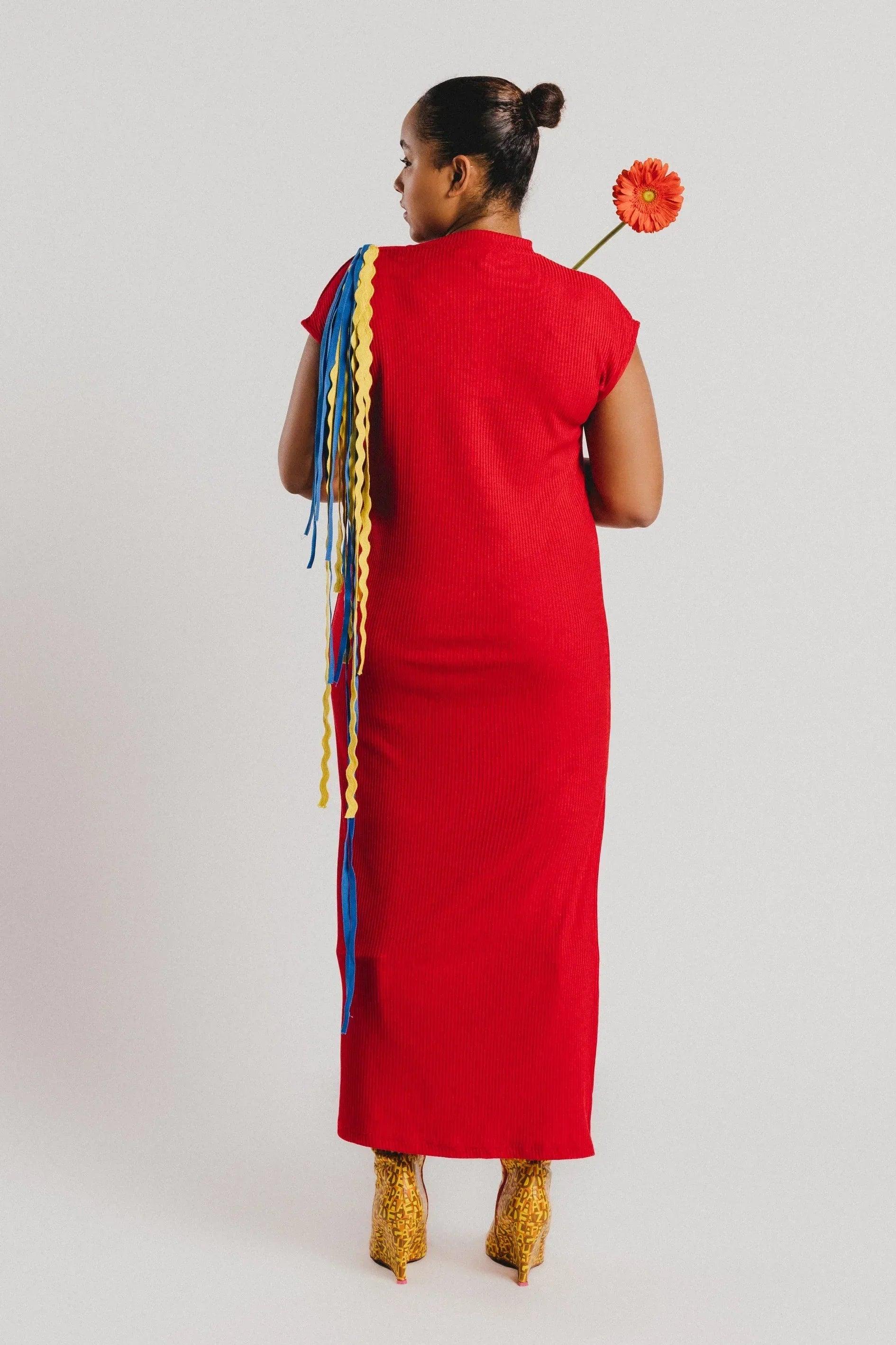 Vestido rojo midi de espaldas con tiras multicolor largas y adorno colgante