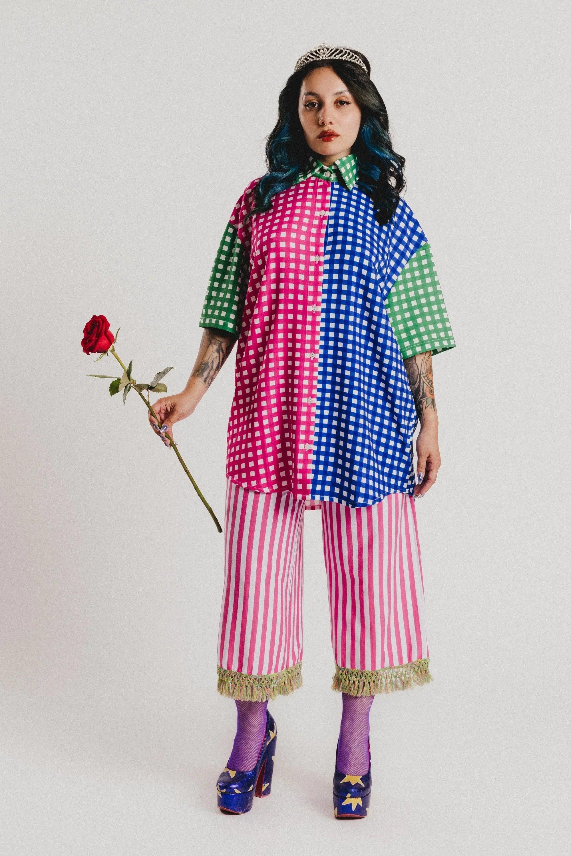 Camisa de cuadros Vichy tricolor con botones y cuello verde; largo hasta la cadera.