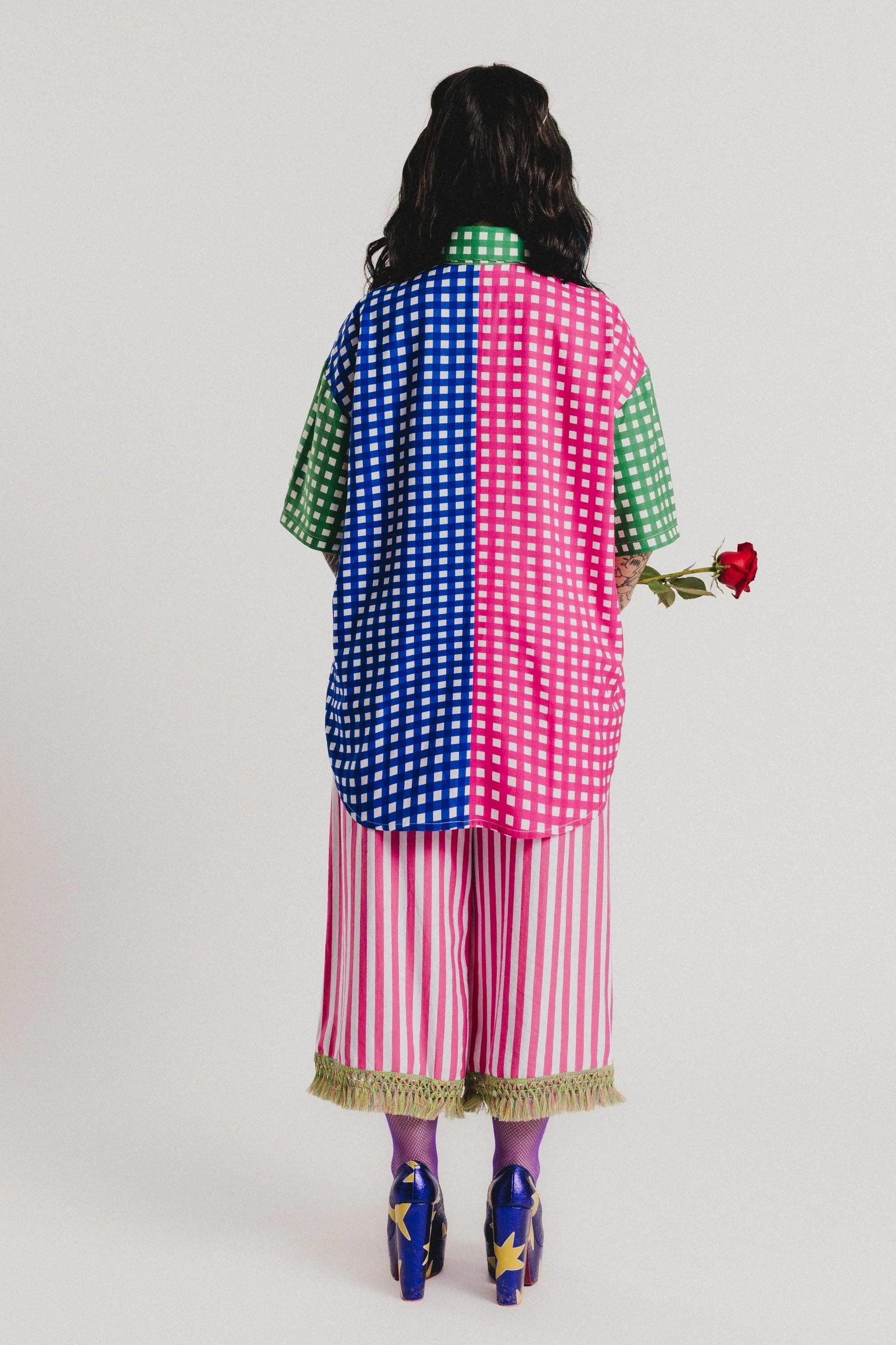 Camisa Vichy tricolor vista trasera con panel central rosa y franjas azul y verde.