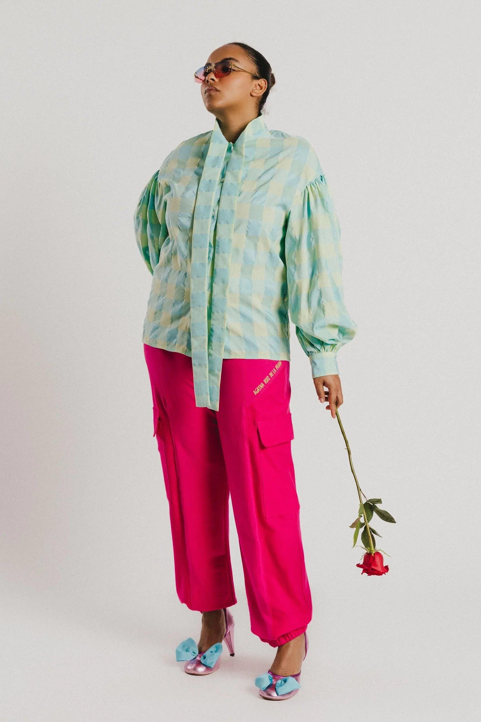 Pantalón cargo fucsia con bolsillos laterales de solapa y dobladillo ajustado.