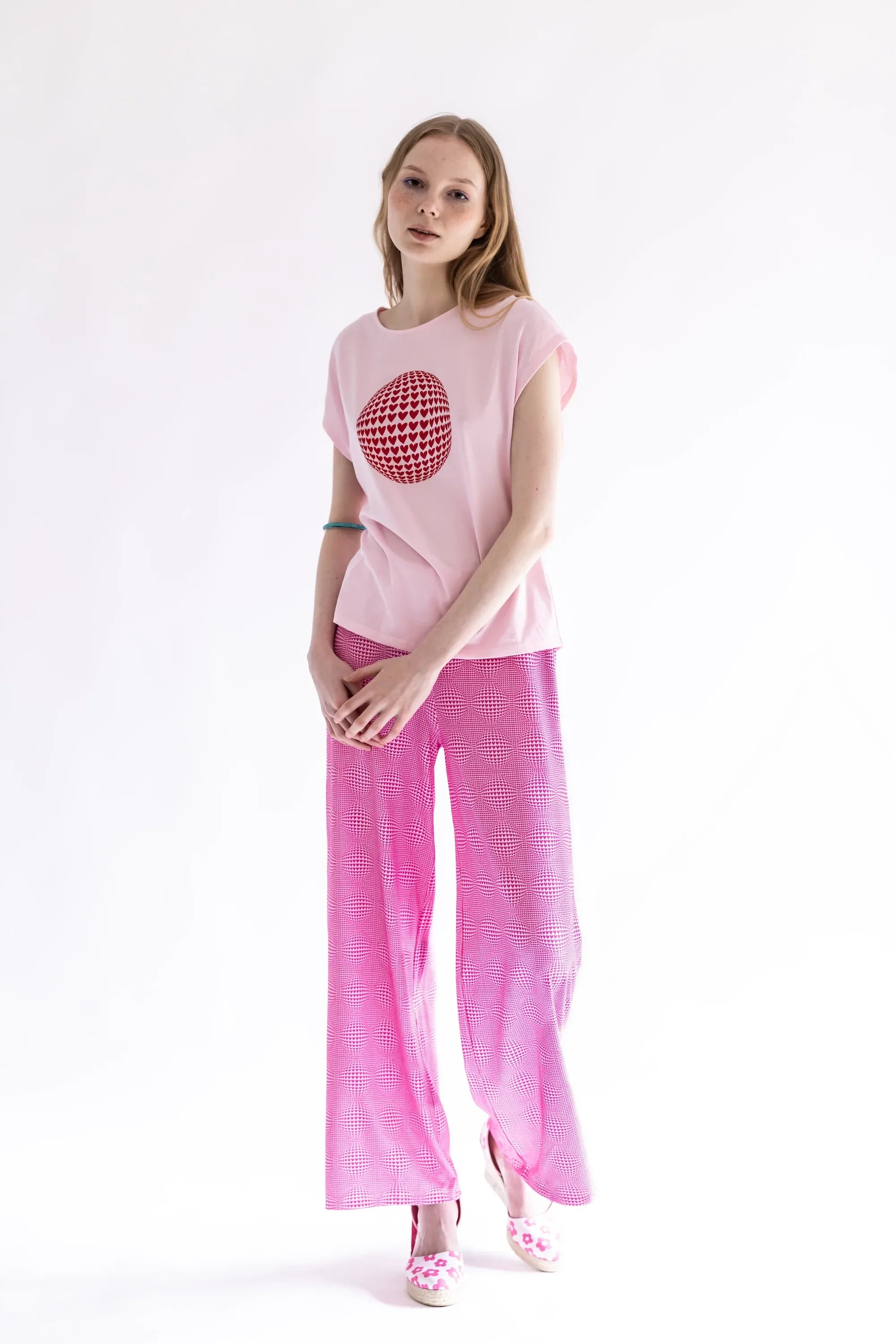 Pantalón rosa de pierna ancha con estampado de corazones y bolitas
