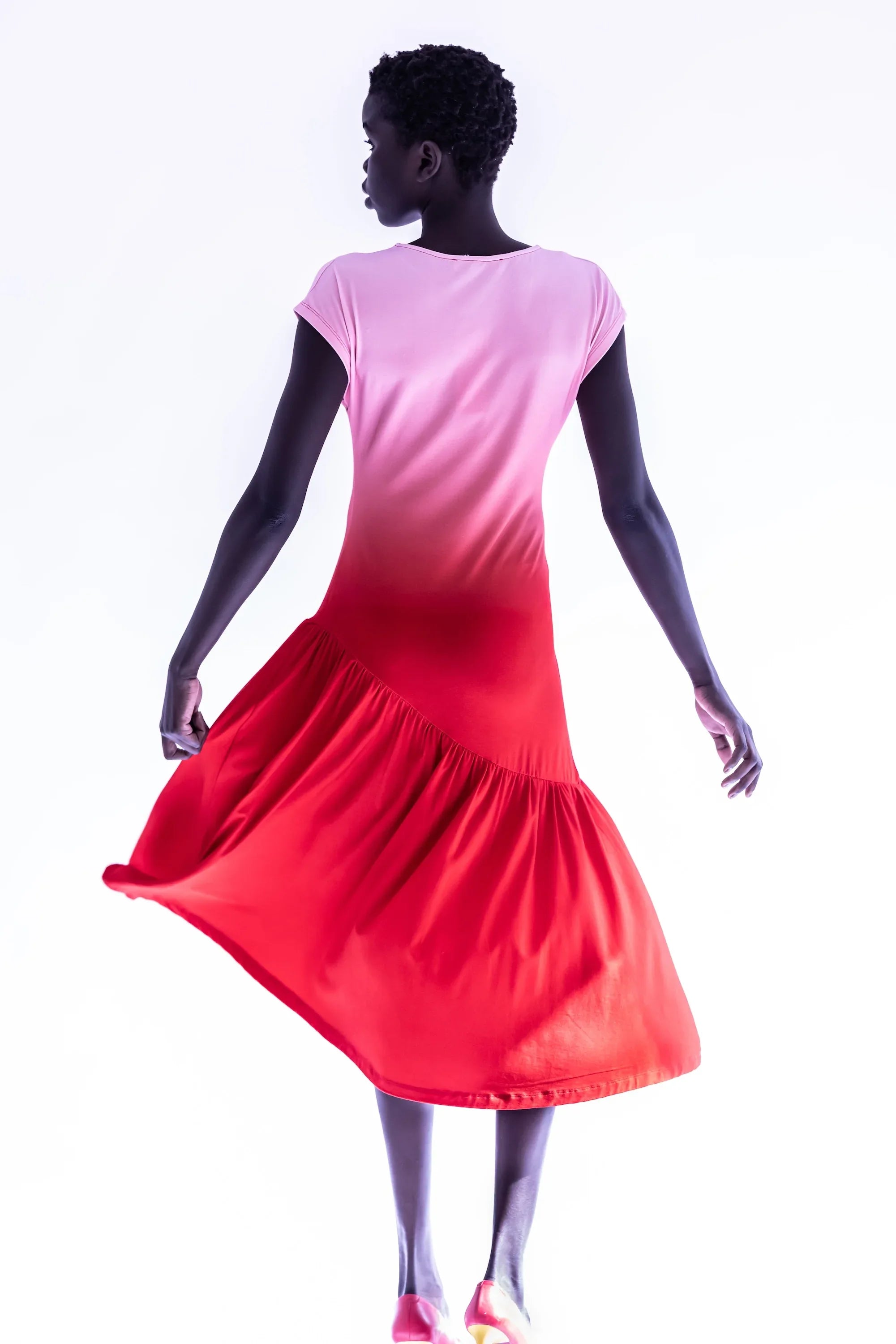Vestido con falda fruncida y volantes, sin mangas, espalda lisa
