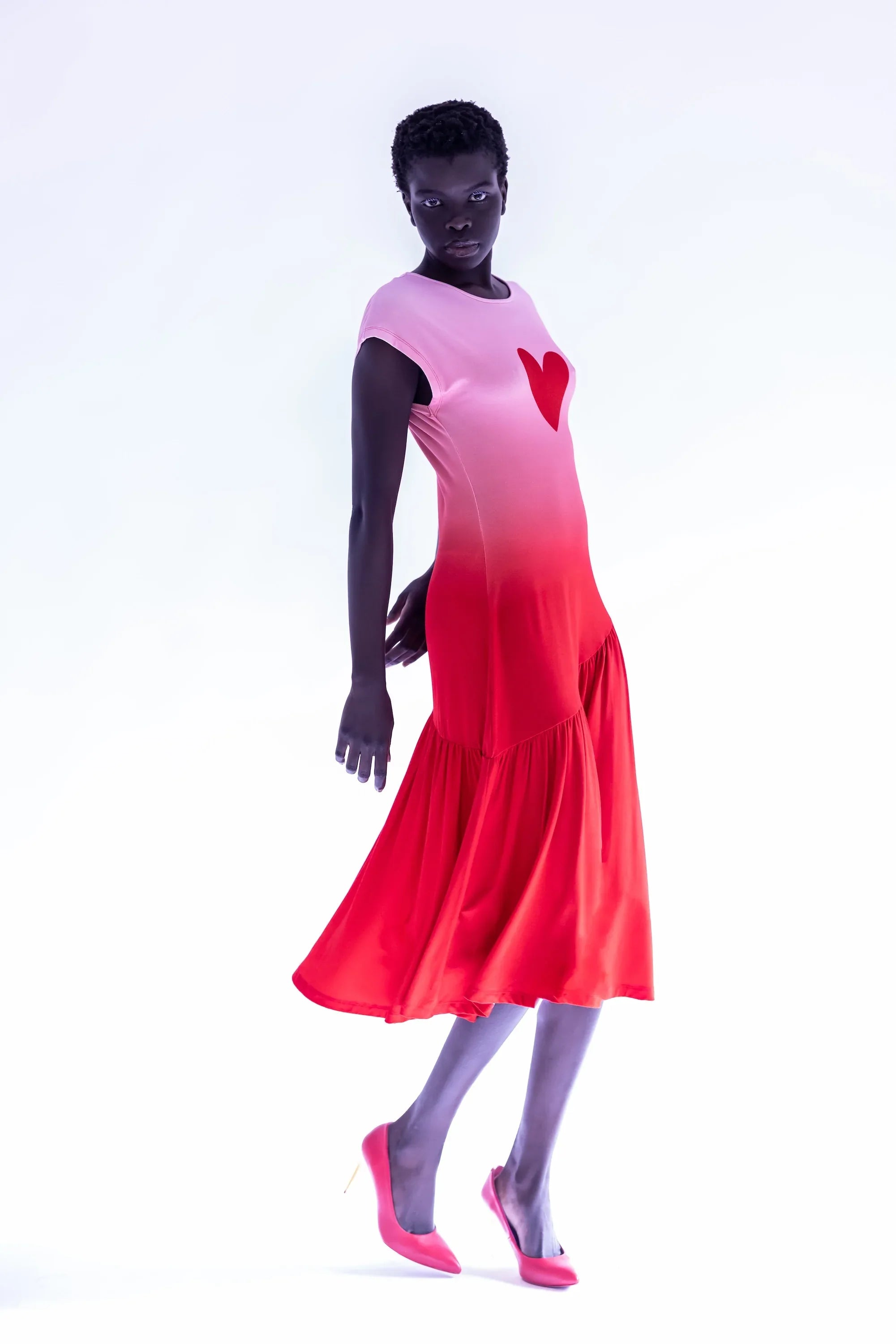 Vestido sin mangas con corazón y falda de volantes, tono rojo y rosa, de frente