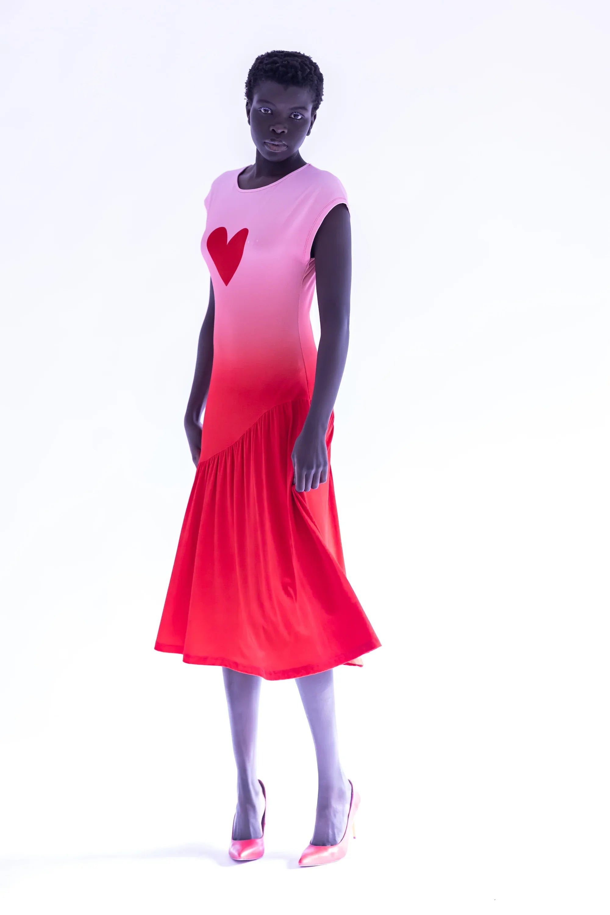 Vestido sin mangas con corazón rojo y falda acampanada con volantes, rojo intenso