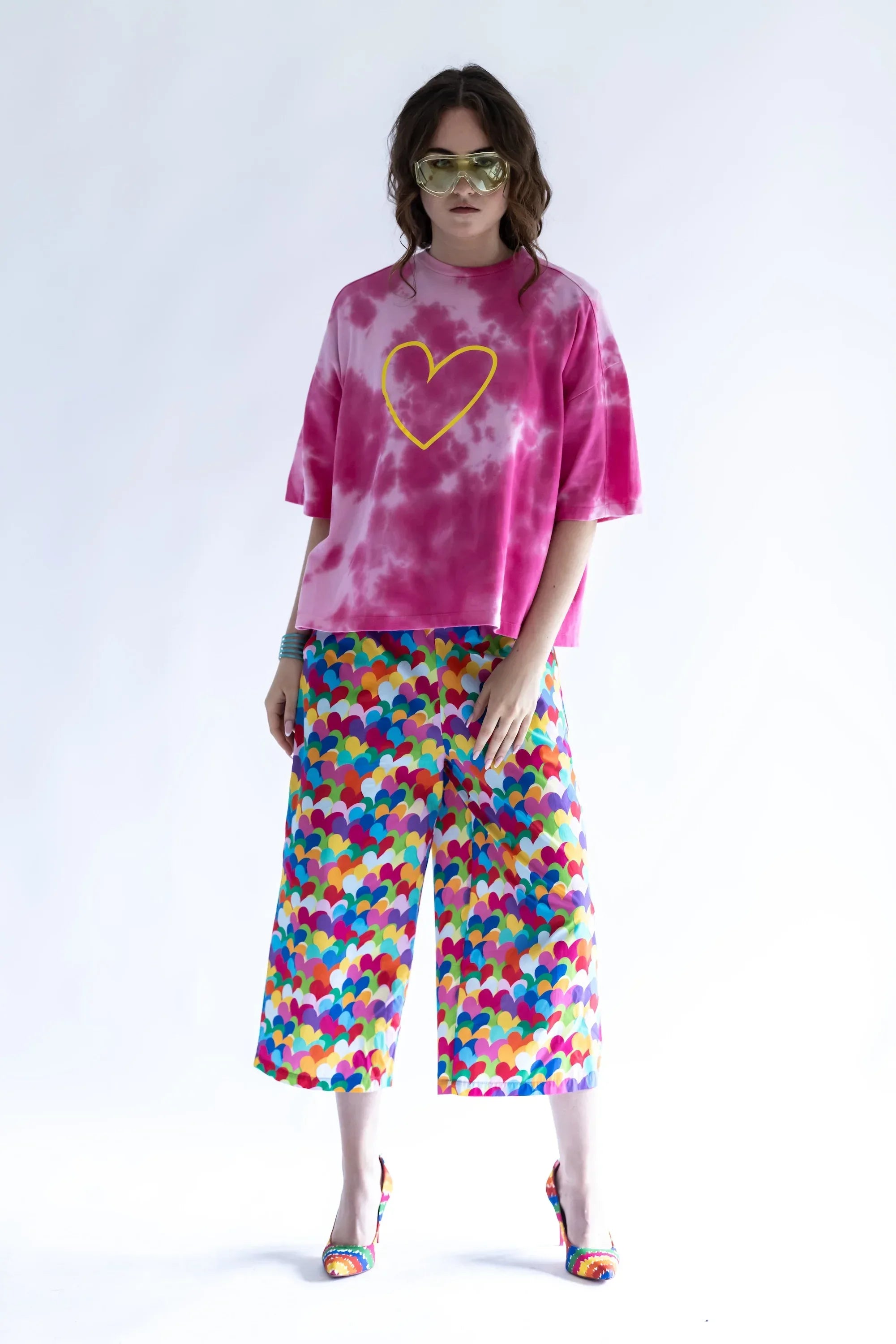 Camiseta rosa de algodón con estampado tie-dye y corazón amarillo en el pecho
