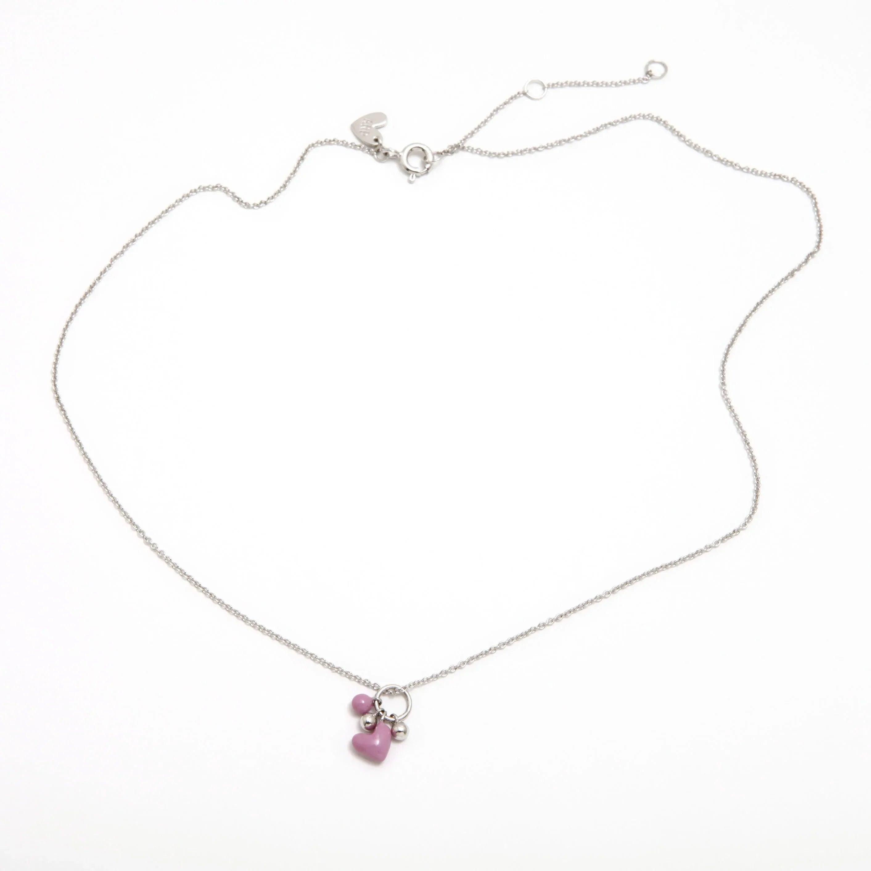 Collar con colgante corazón rosa sobre cadena plateada