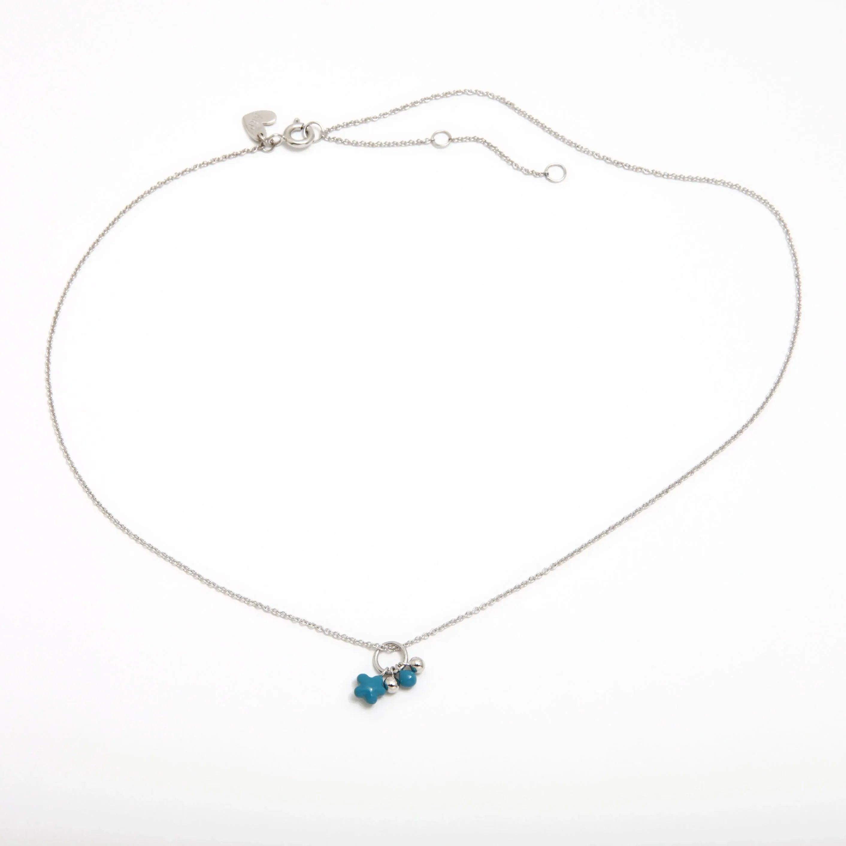 Collar con colgante nube turquesa y cadena plateada