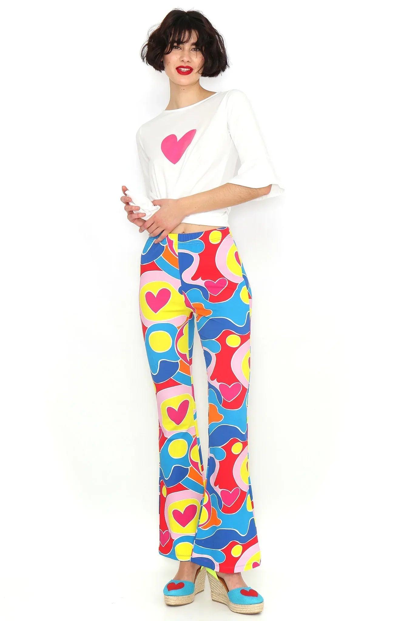 Pantalón acampanado multicolor con estampado geométrico y corazones, tiro alto