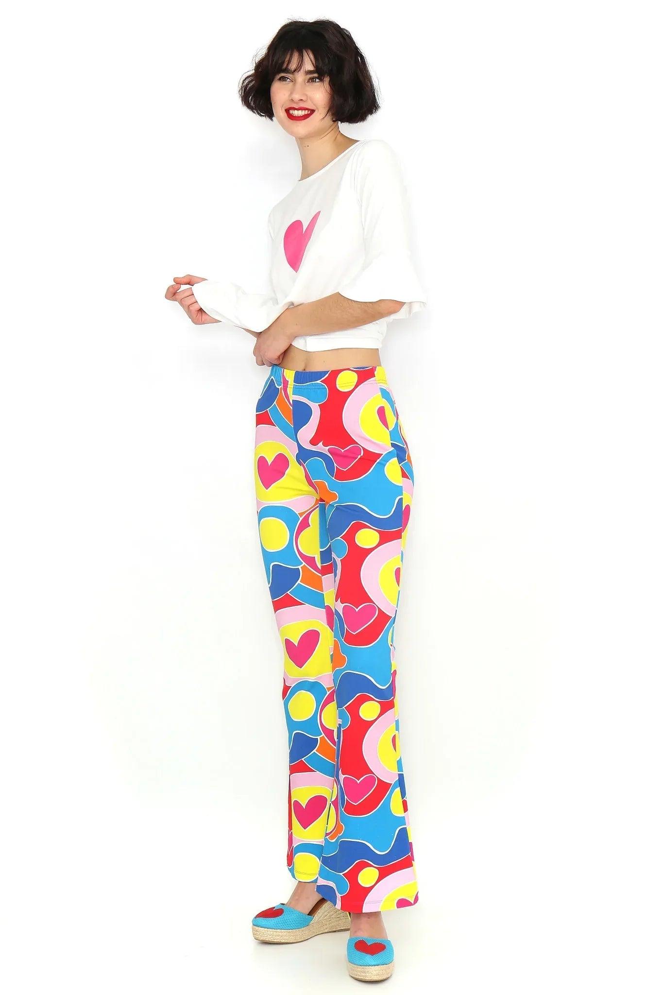 Pantalón acampanado multicolor con estampado geométrico y corazones, vista frontal