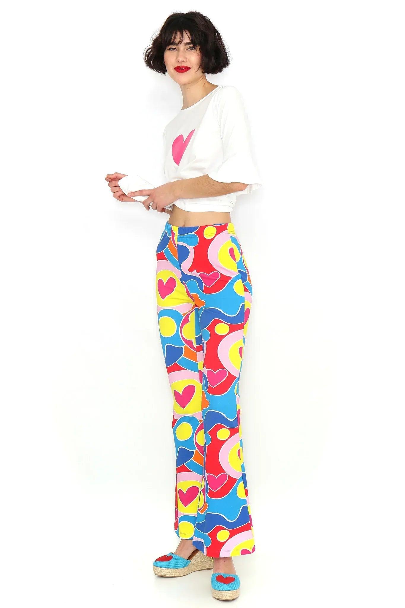 Pantalón acampanado multicolor con estampado de corazones y círculos, pierna larga