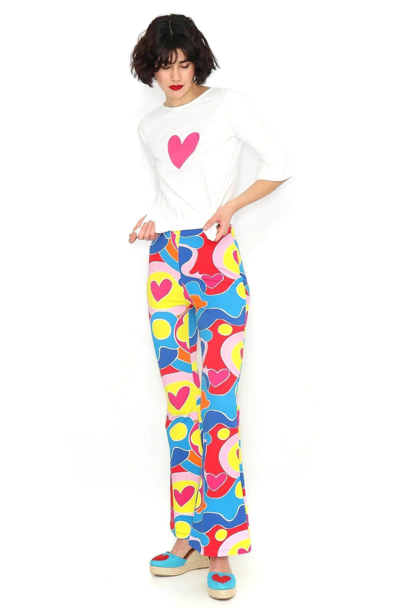 Pantalón acampanado multicolor con estampado de corazones; vista lateral