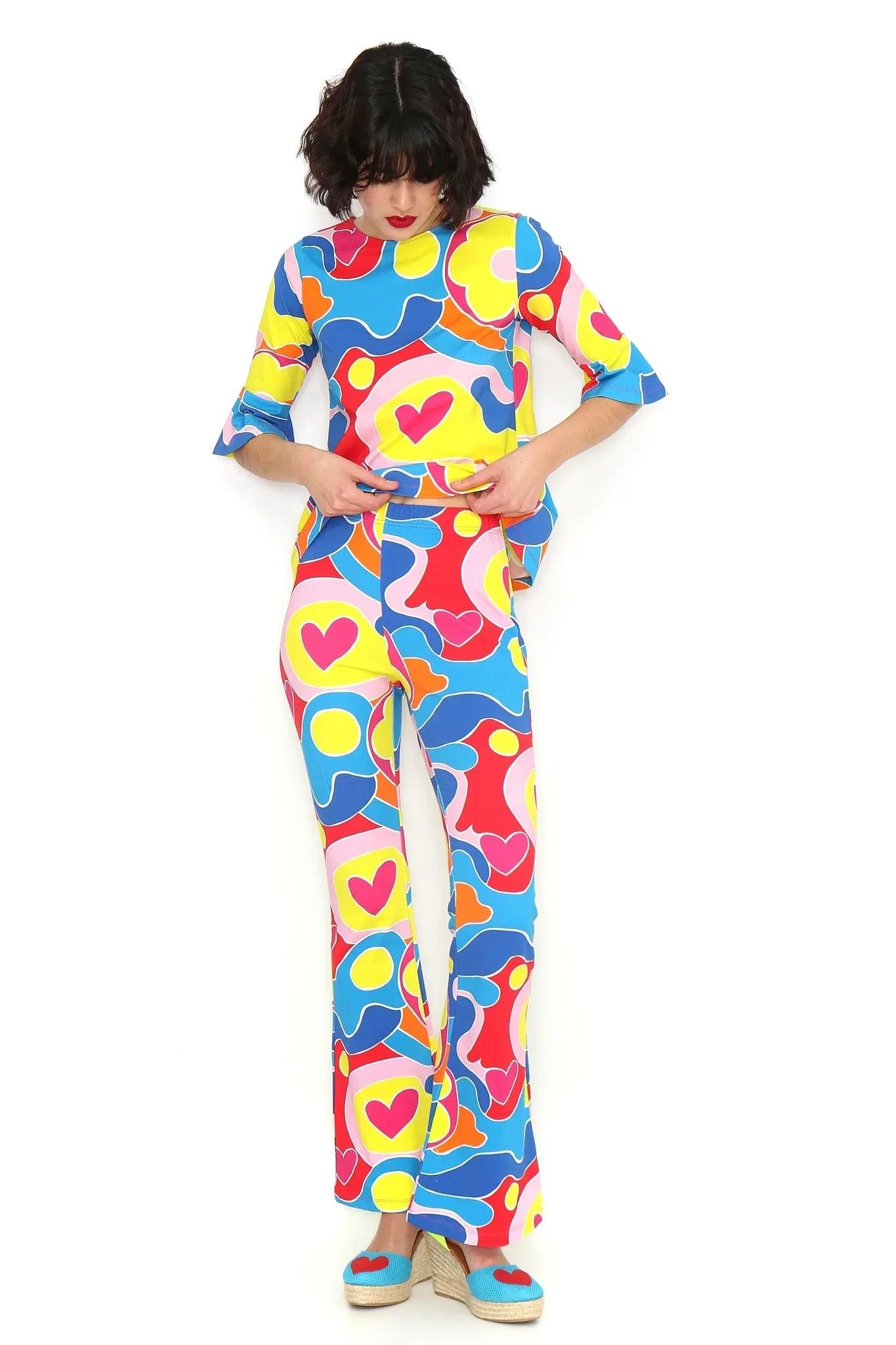 Pantalón acampanado multicolor con estampado grande de corazones y círculos