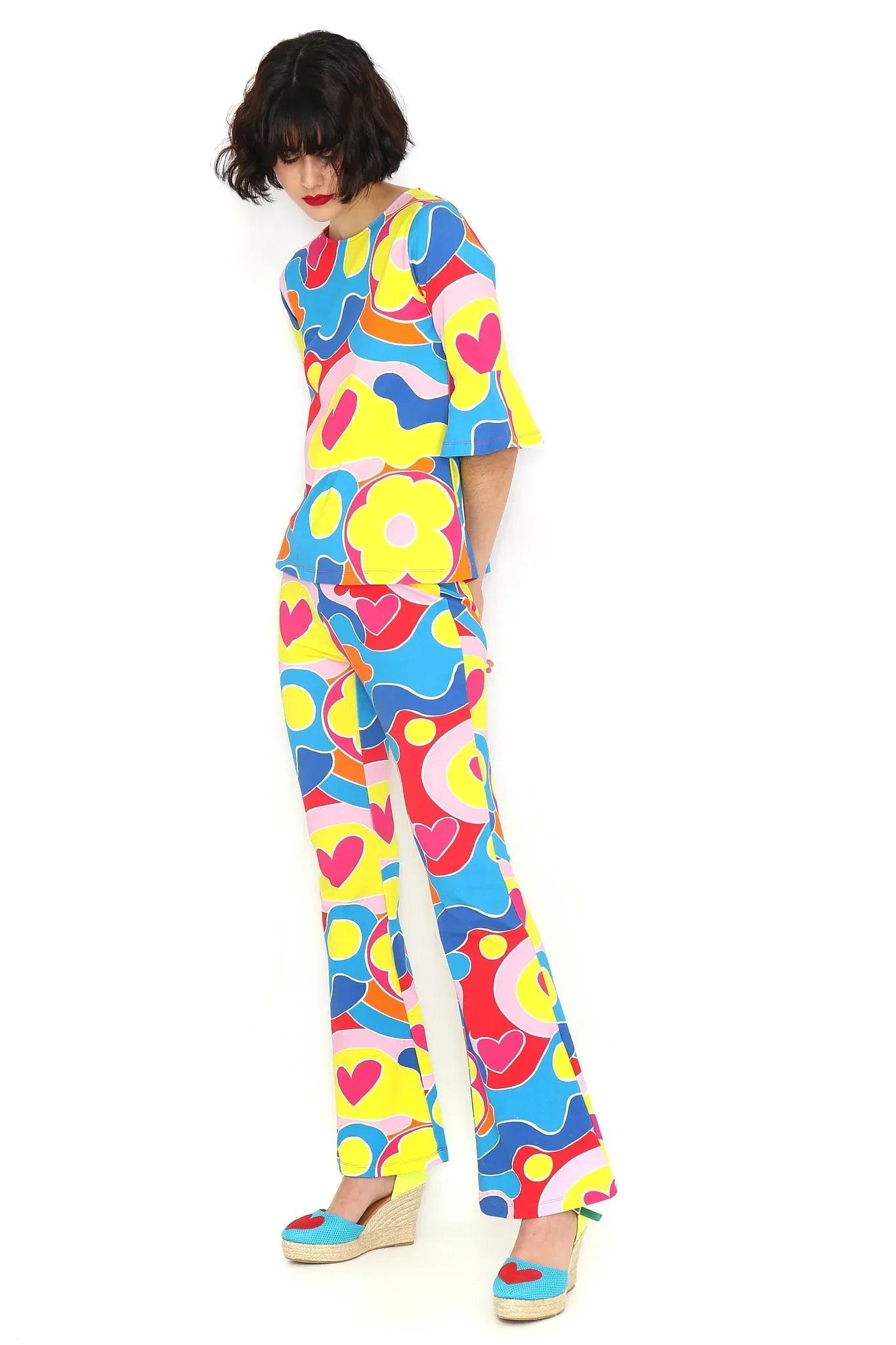 Pantalón acampanado multicolor con estampado abstracto y corazones, vista de perfil
