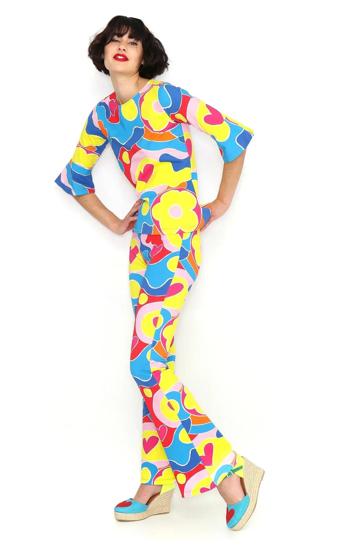 Pantalón acampanado multicolor con estampado de corazones y formas onduladas, de frente