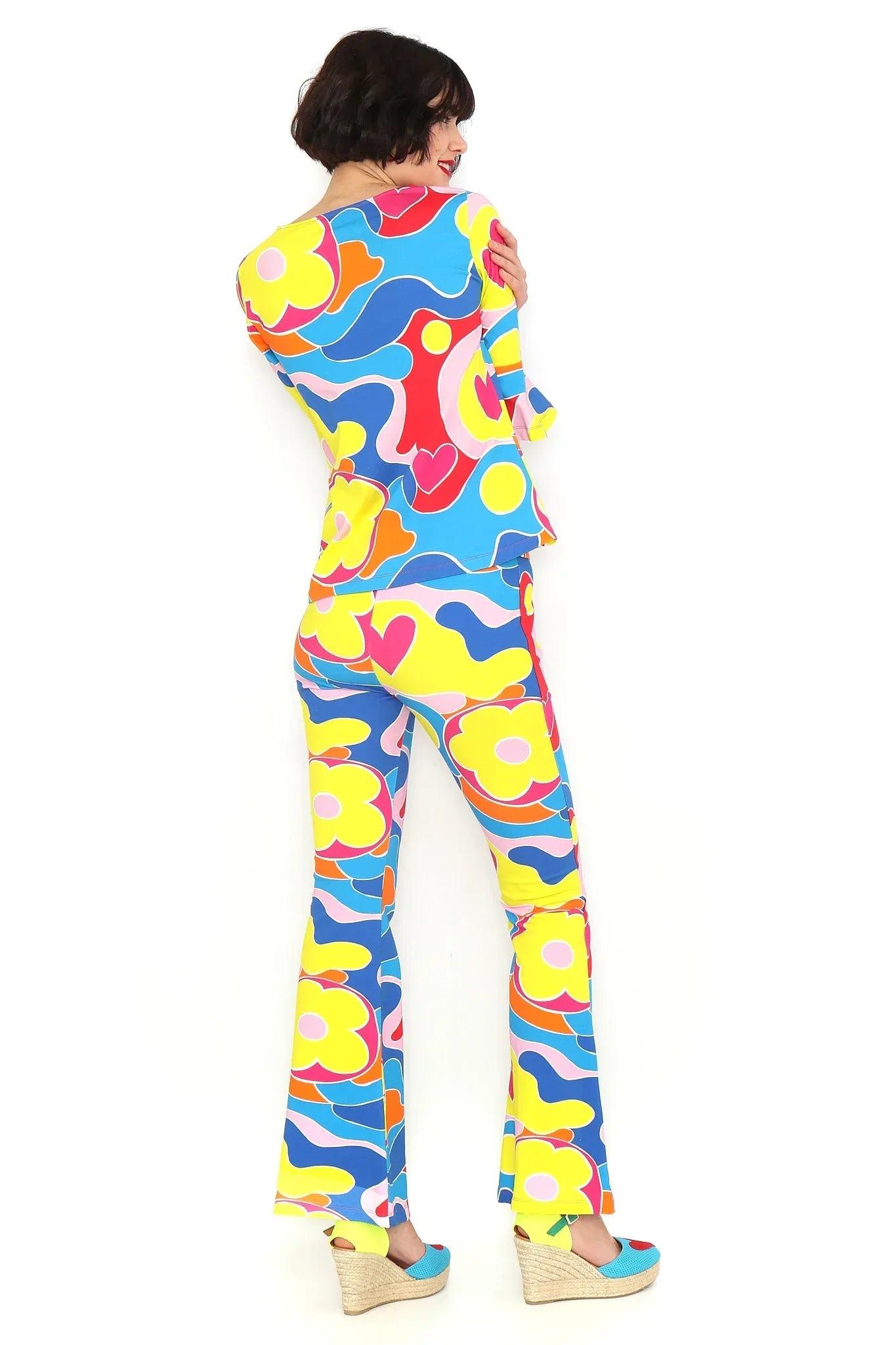Pantalón acampanado multicolor con estampado de corazones; vista trasera