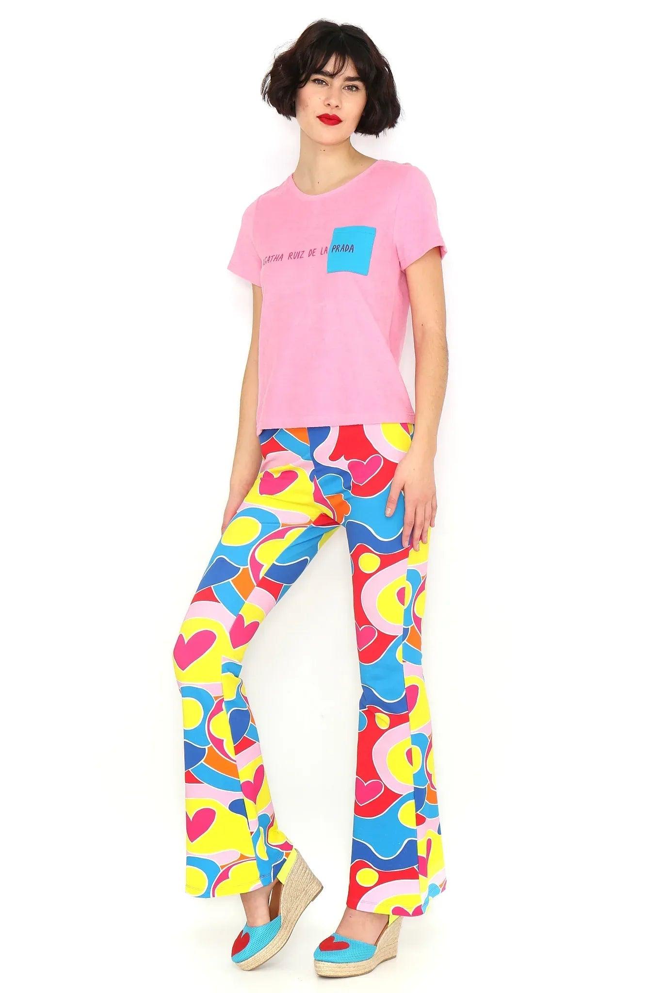Camiseta de manga corta rosa con bolsillo azul en el lado izquierdo del pecho.