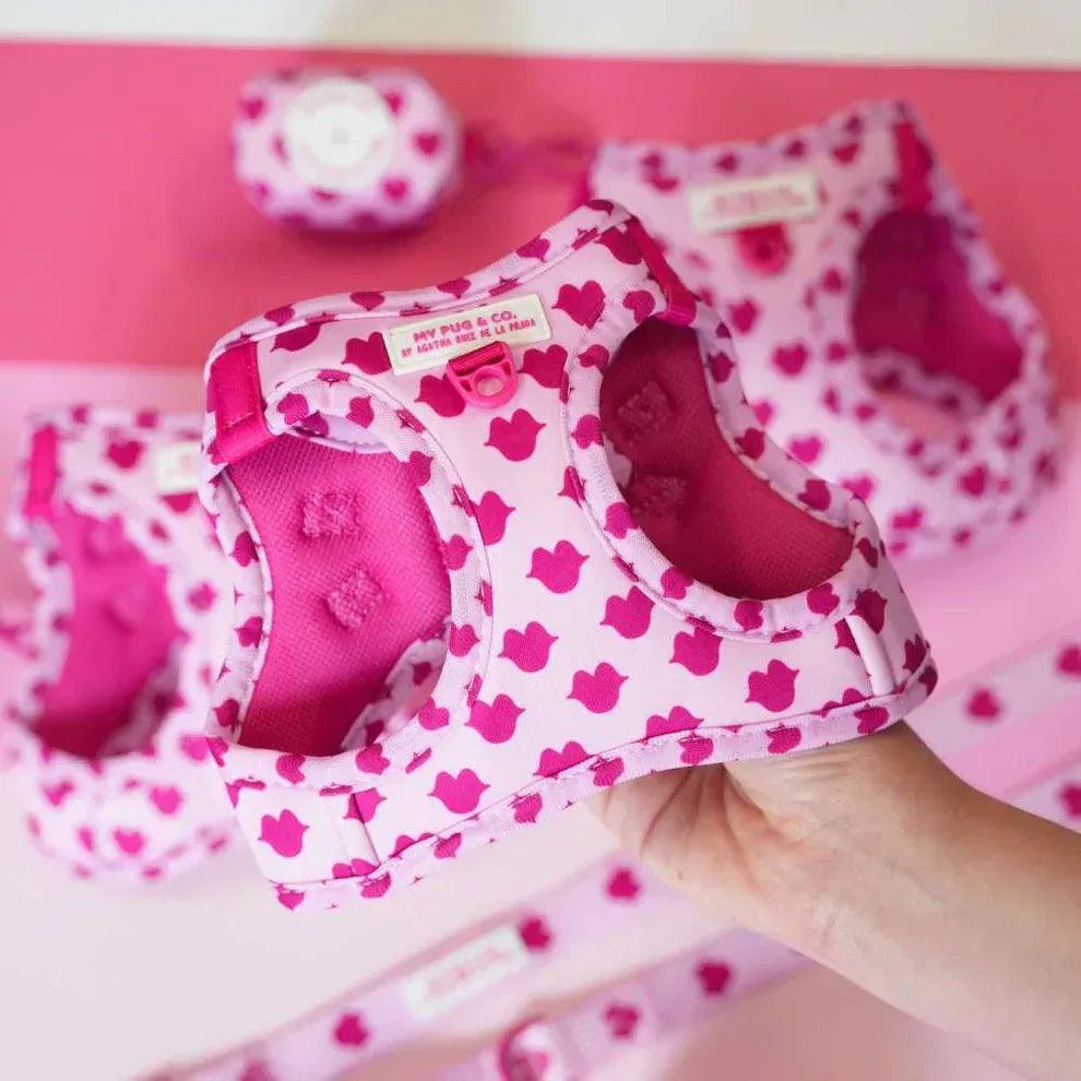 Chaleco ajustable para perro con estampado de corazones fucsia y costuras laterales