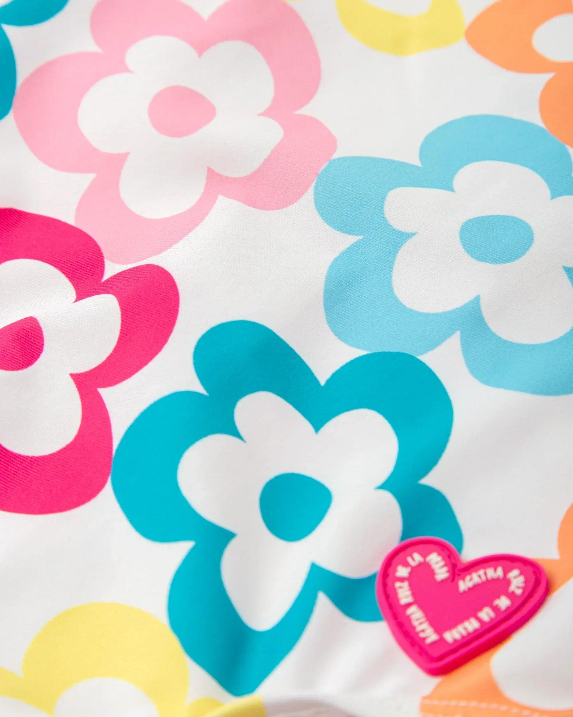 Tela de bañador de licra con flores grandes en rosa, azul, amarillo y parche corazón