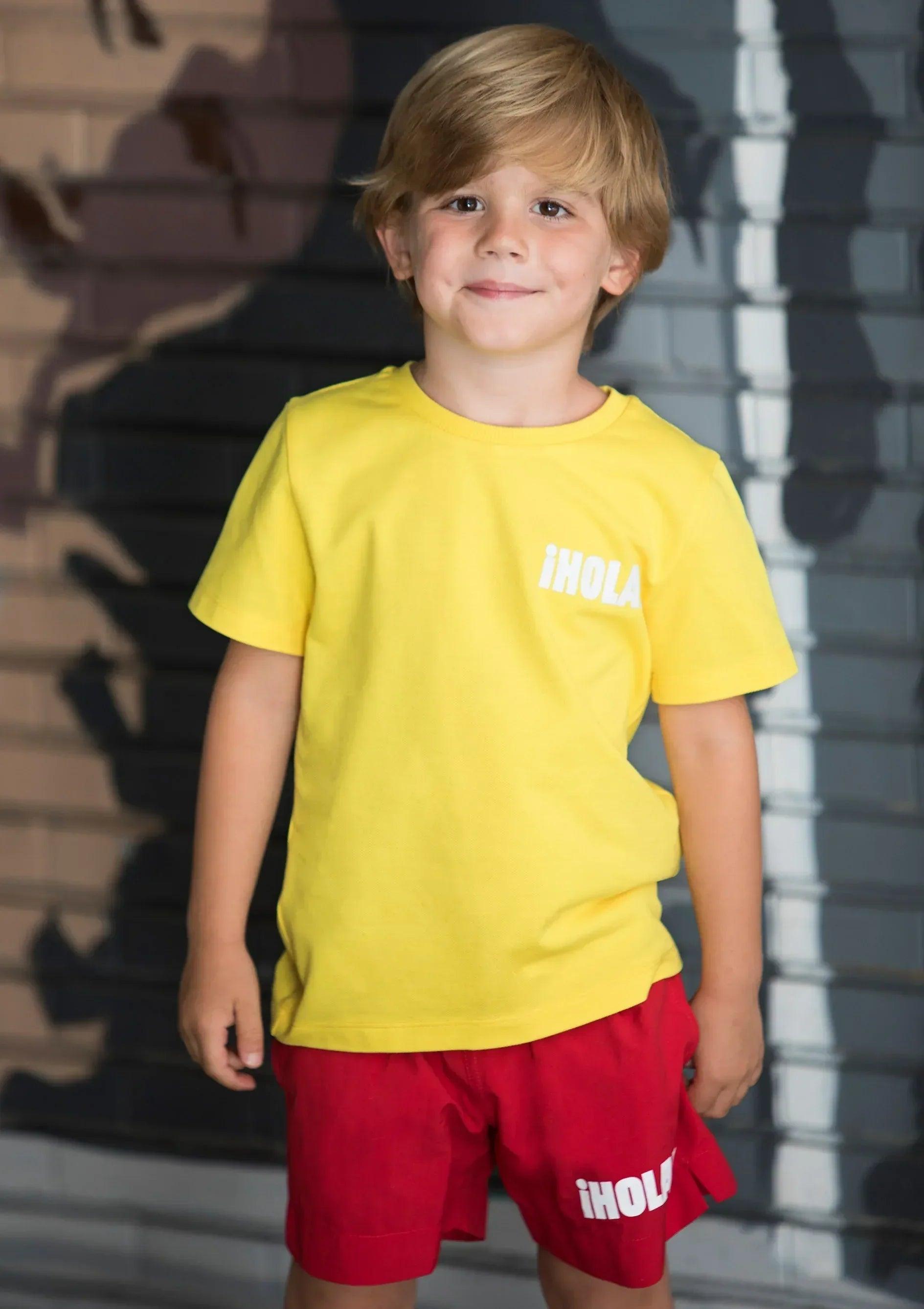 Camiseta amarilla infantil con estampado ¡HOLA! en el pecho