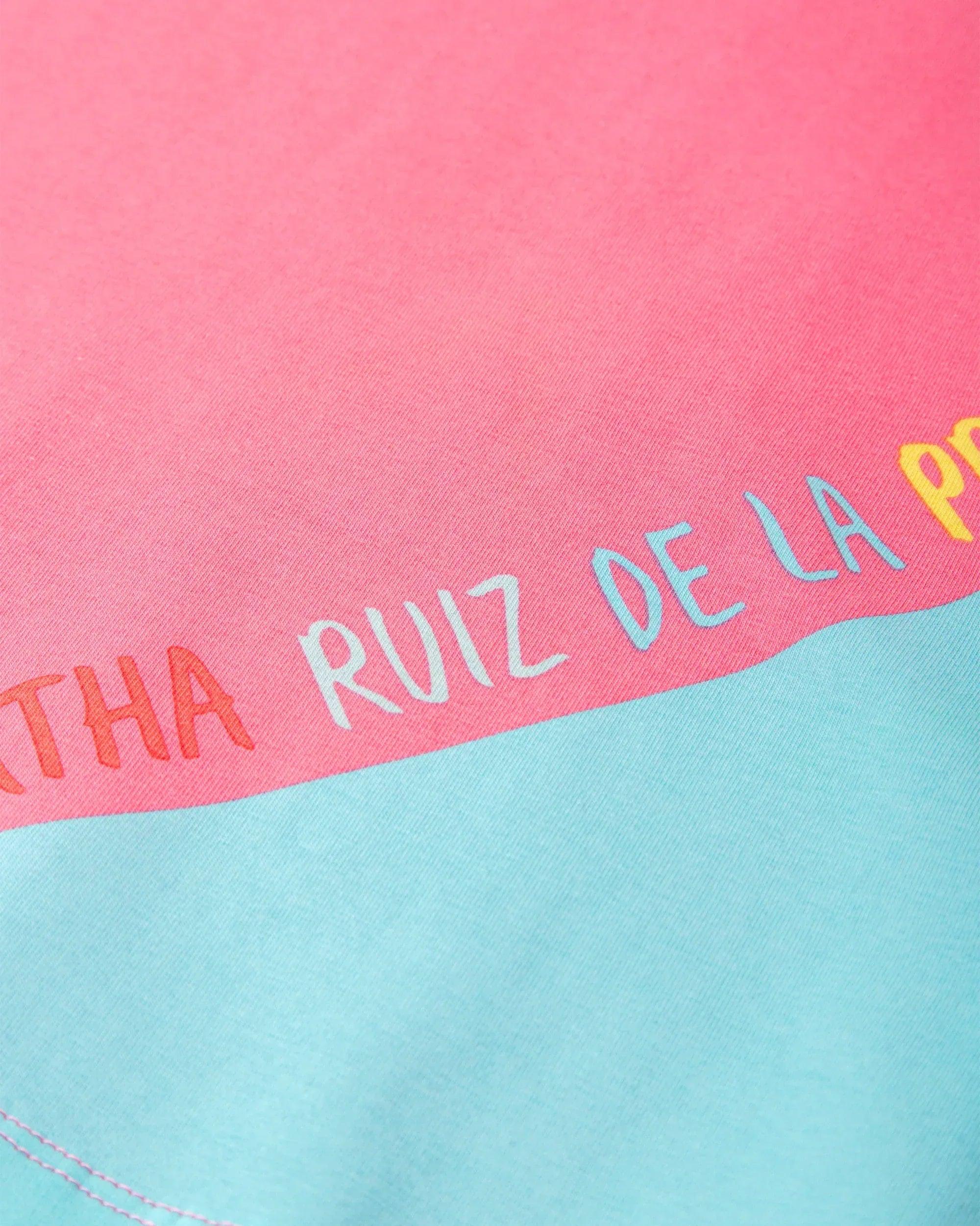 Vestido sin mangas: franja turquesa con texto sobre tejido rosa