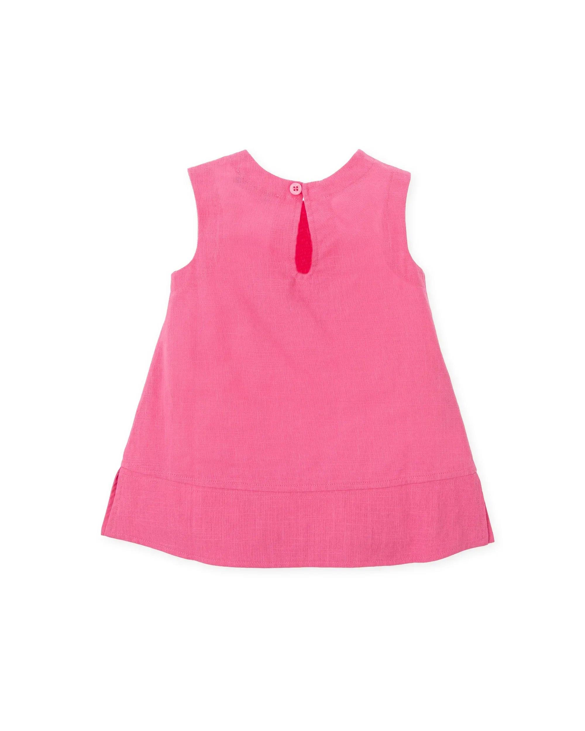 Vestido de algodón fucsia sin mangas con abertura trasera y botón al cuello