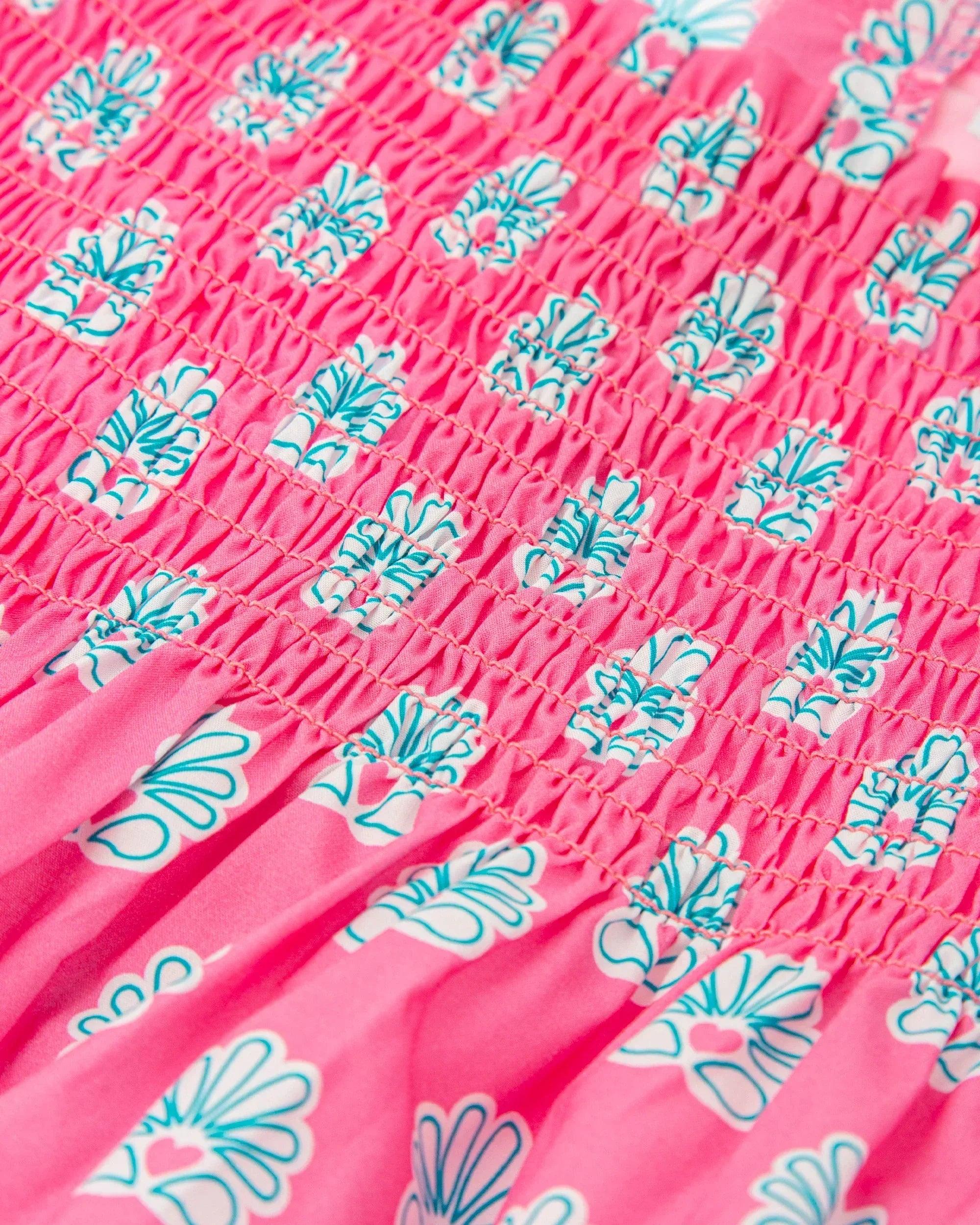 Vestido fucsia estampado turquesa con frunces elásticos y tela tipo popelín
