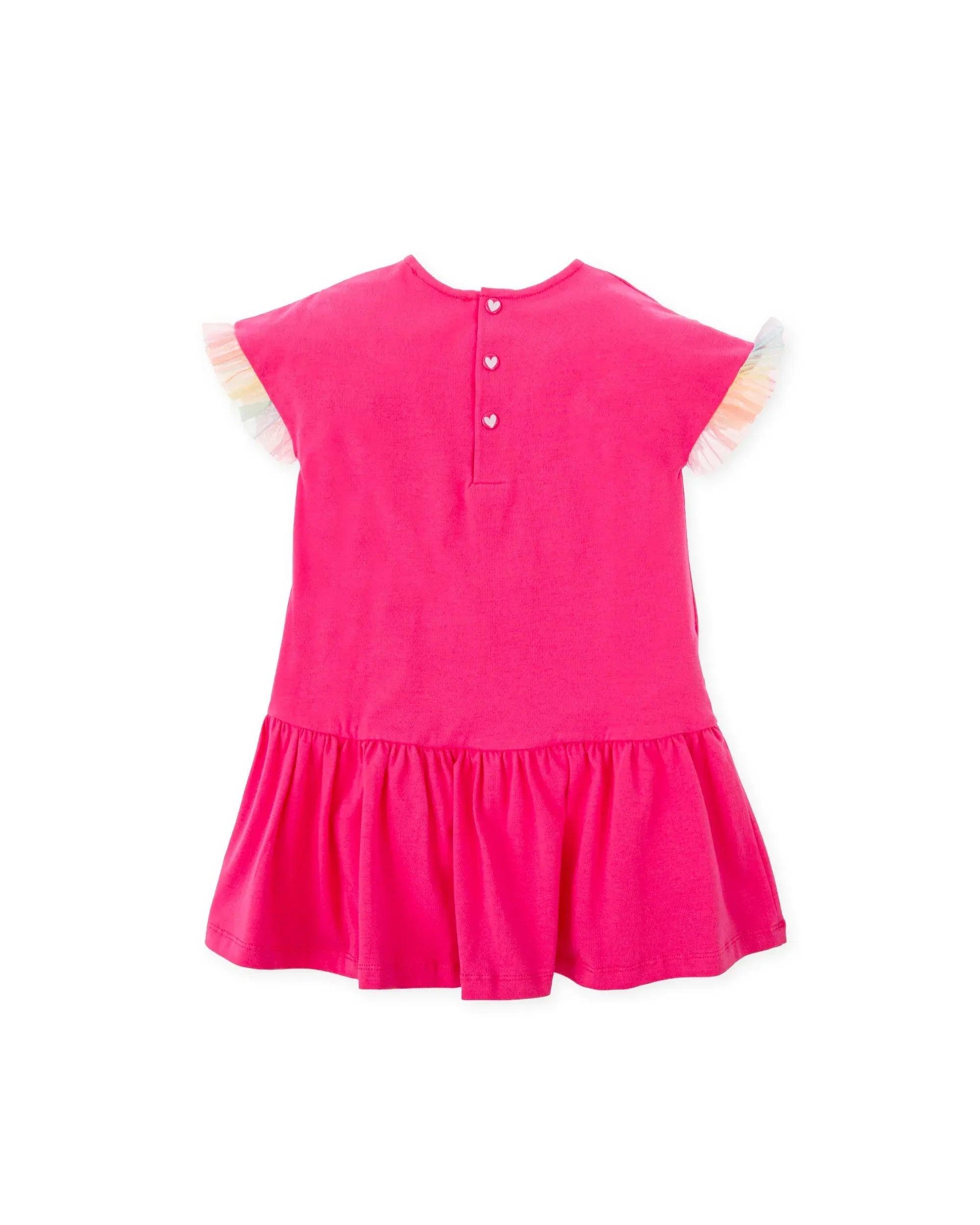 Vestido popelín fucsia con mangas de tul y falda con vuelo; cierre con botones.