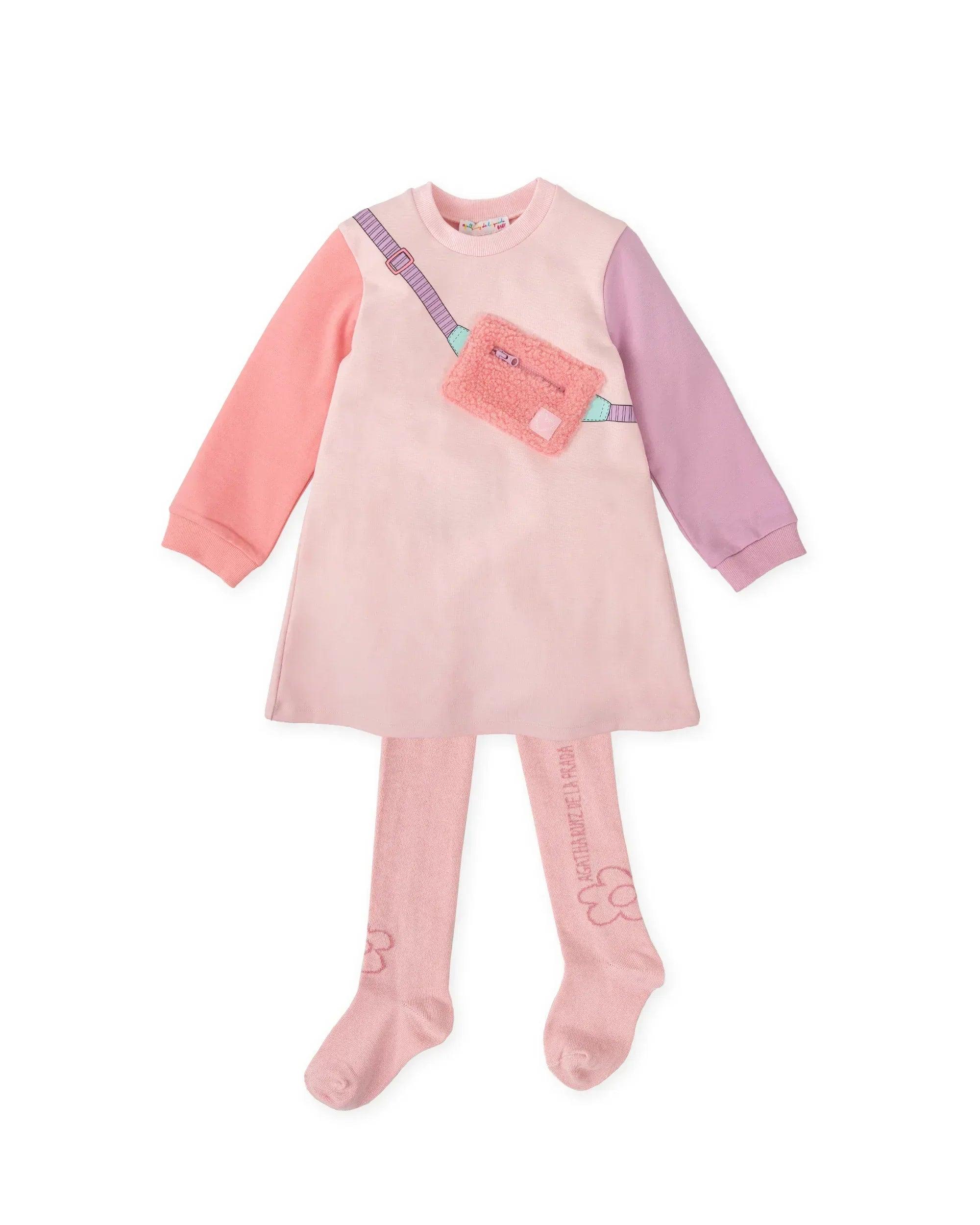 Vestido rosa claro de manga larga con gráfico en el pecho y leotardos rosados