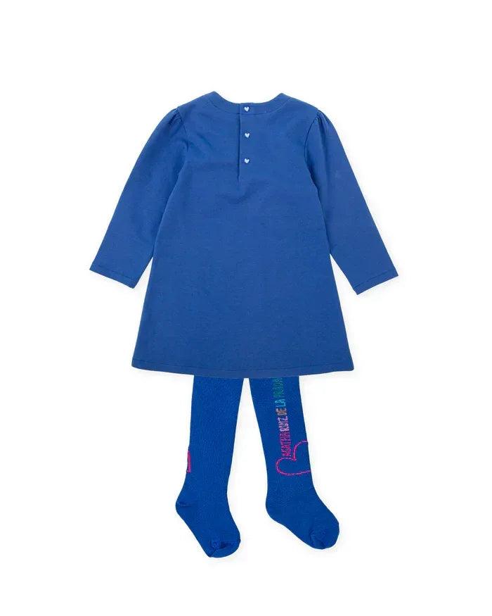 Vestido azul de manga larga con botones traseros y leotardos azules a juego.