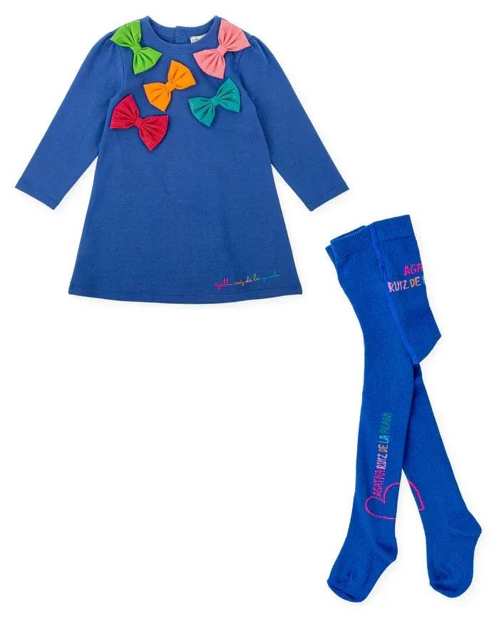 Vestido azul con lazos multicolor; leotardos azules con estampado lateral.
