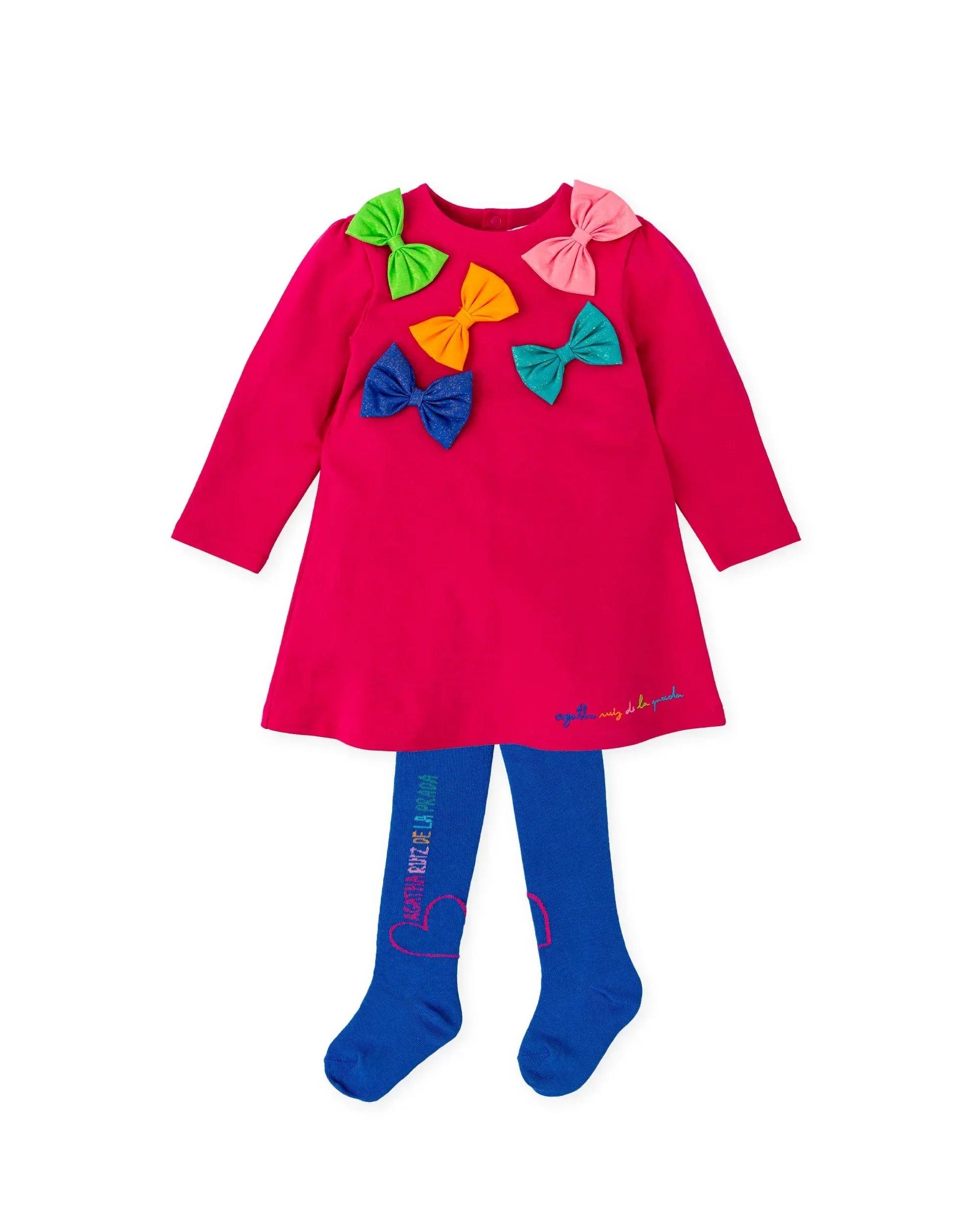 Vestido fucsia con lazos de colores y leotardos azules, vista frontal