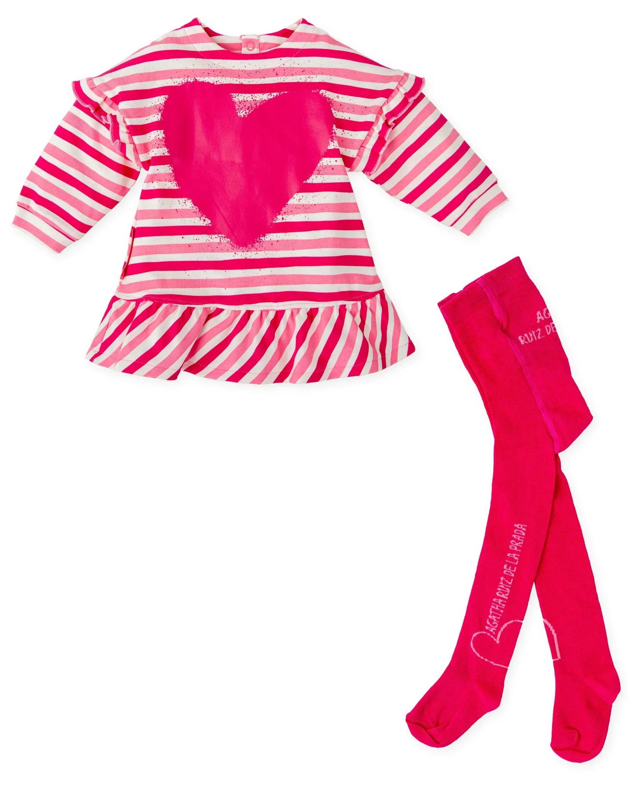 Vestido a rayas fucsia con estampado corazón y leotardos fucsias con texto
