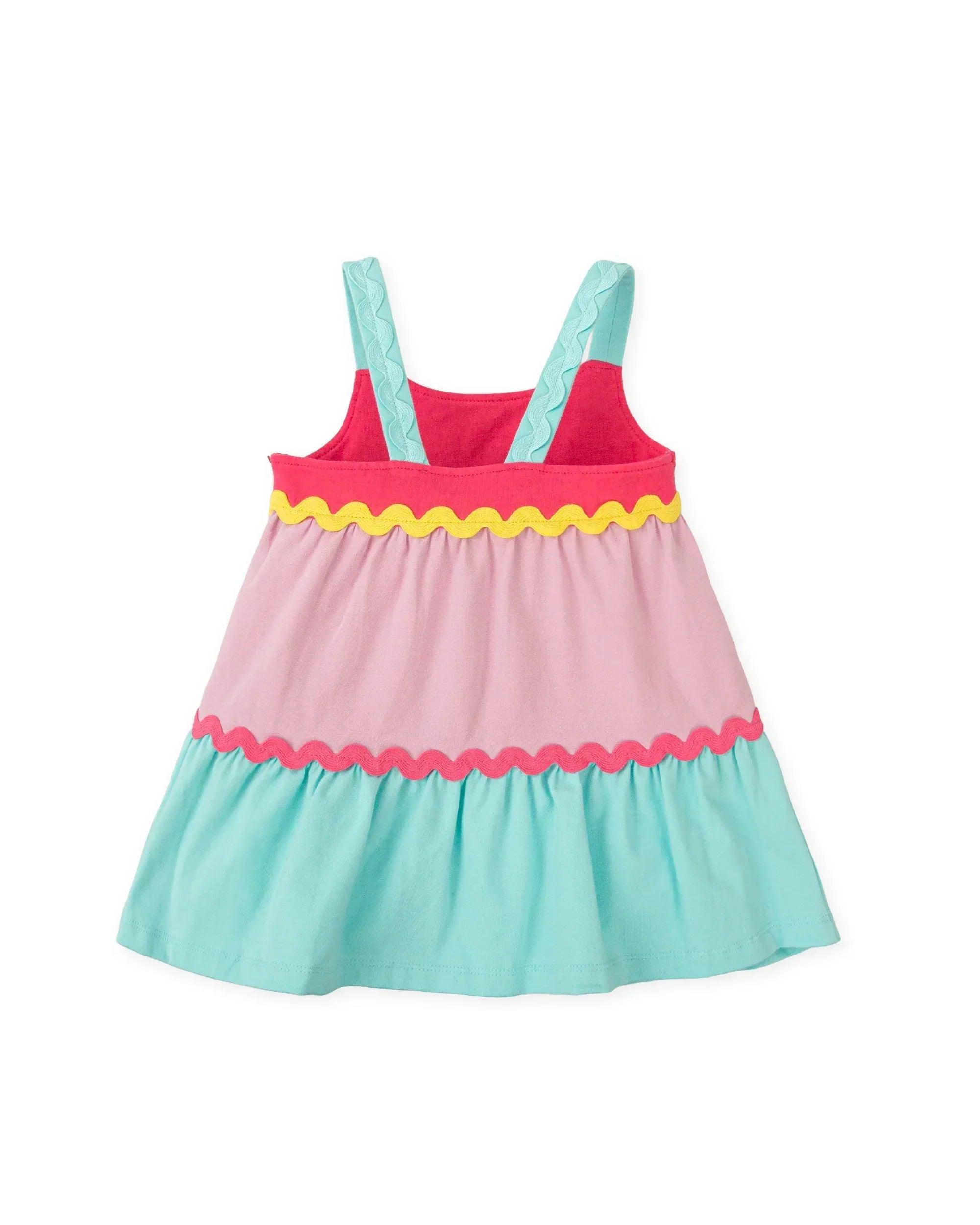 Vestido de tirantes con falda fruncida y rayas horizontales, rosa y turquesa.