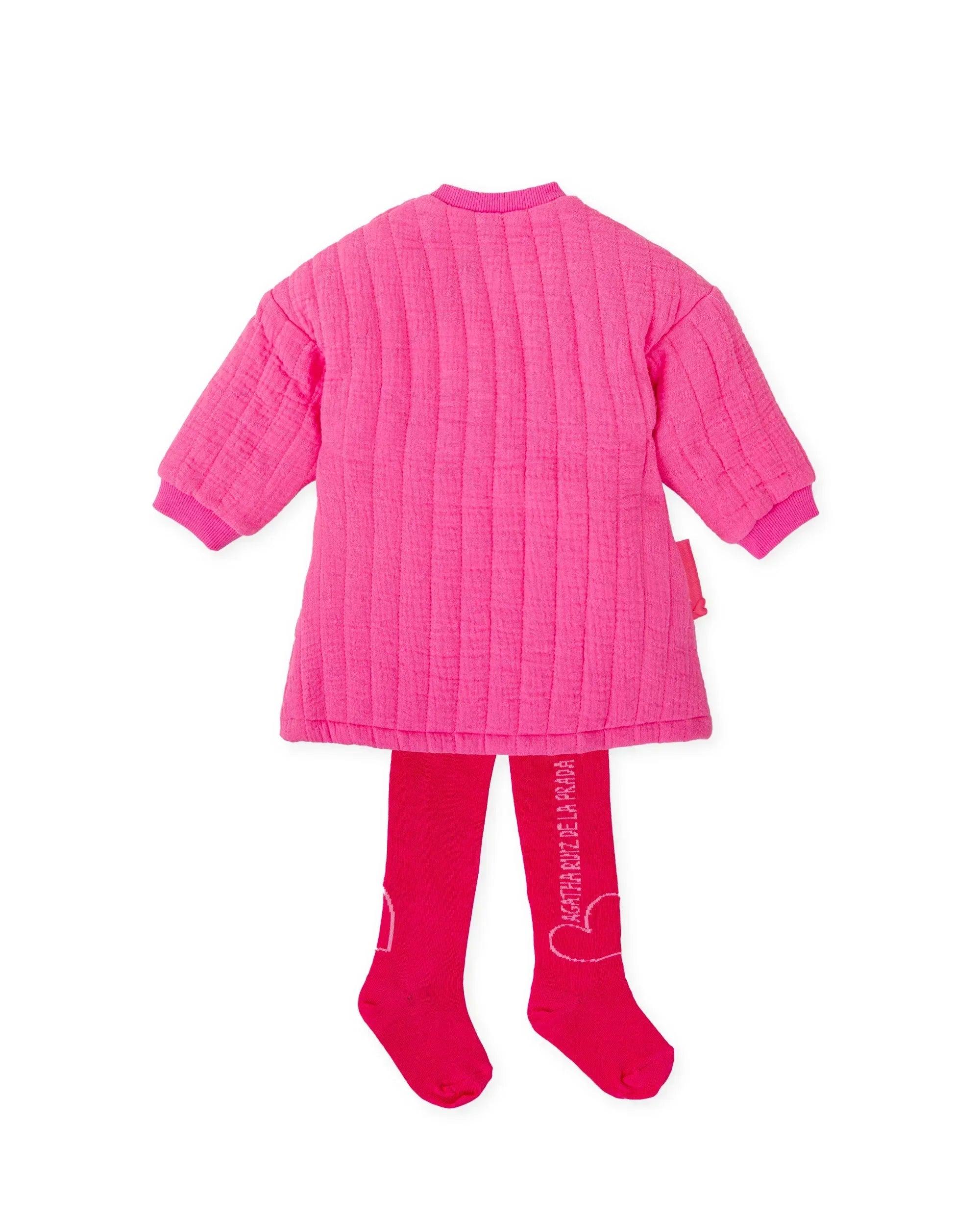 Vestido rosa con costuras a rayas y leotardos fucsia; vista trasera