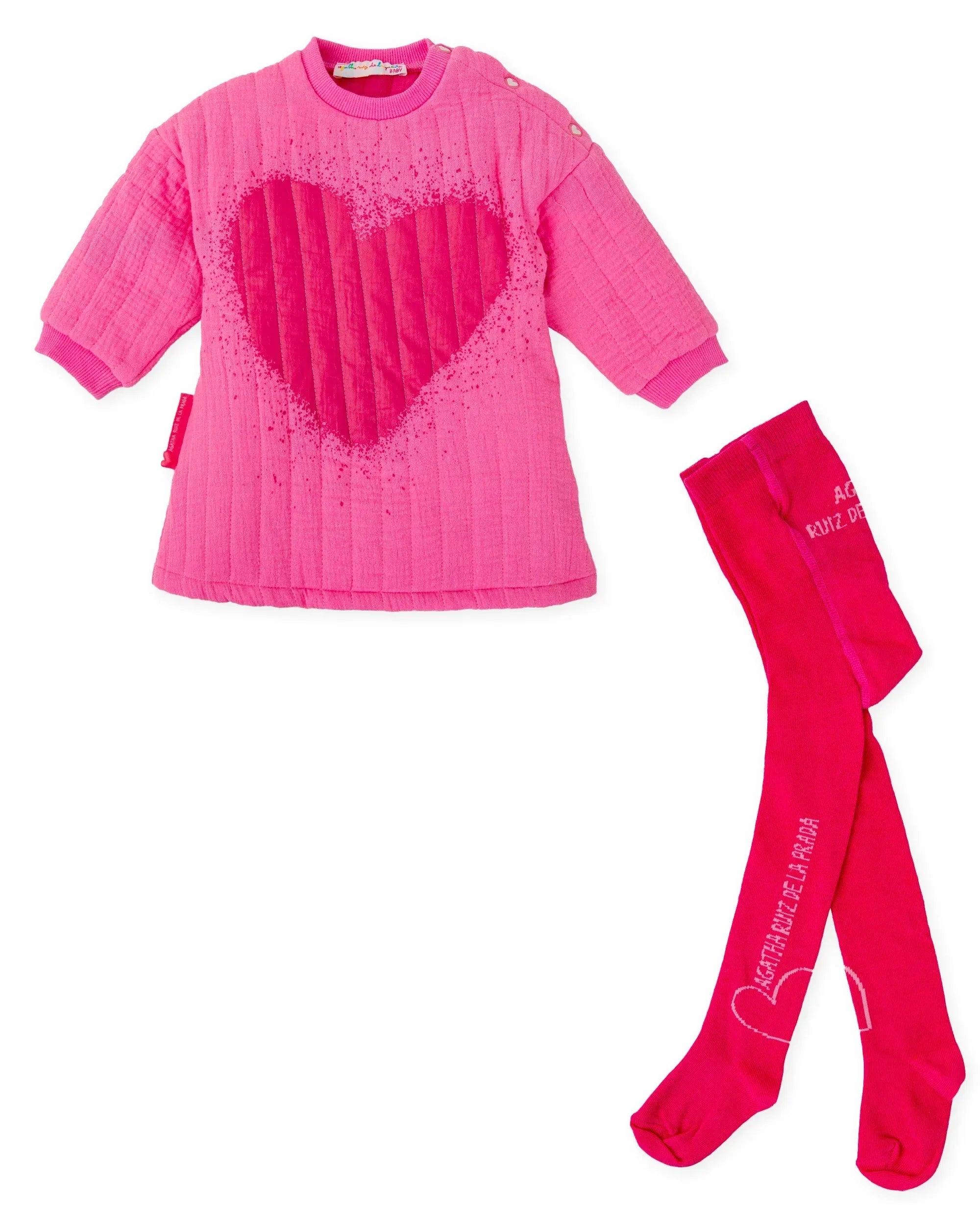 Vestido rosa con gran corazón fucsia y leotardos fucsia con texto en la pierna