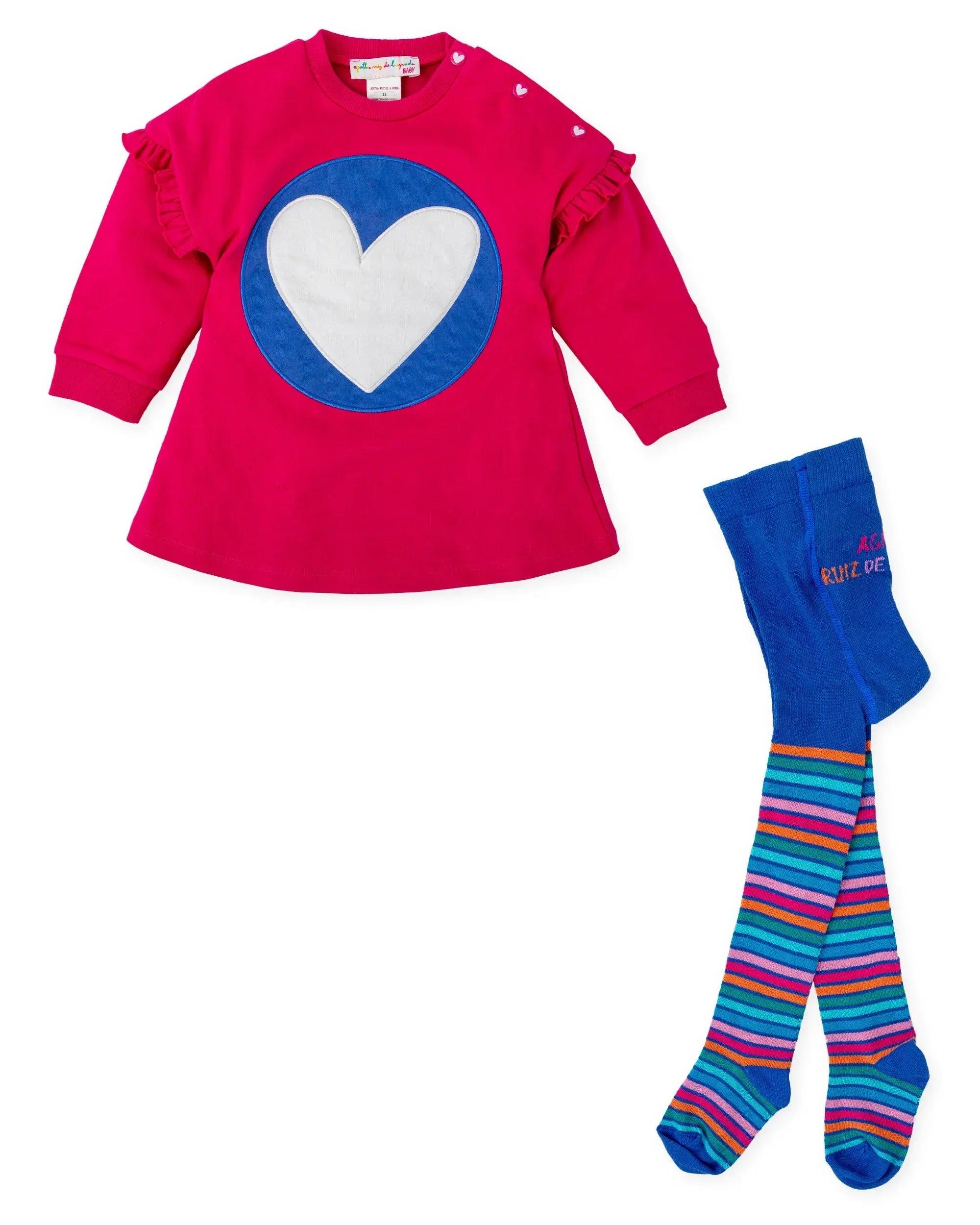 Vestido fucsia con aplique de corazón azul y leotardos a rayas multicolor