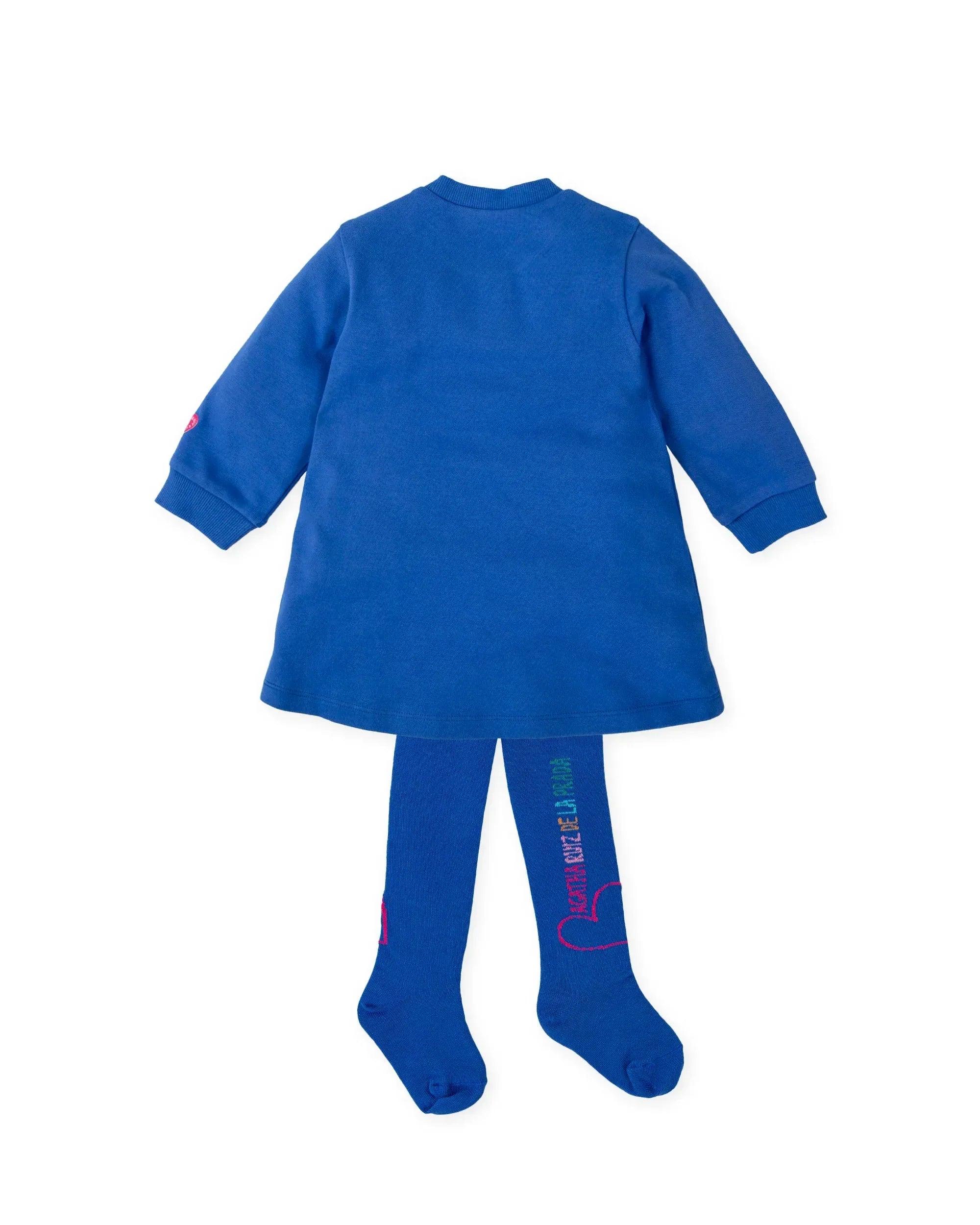 Vestido azul liso con leotardos azules y texto vertical en la pierna