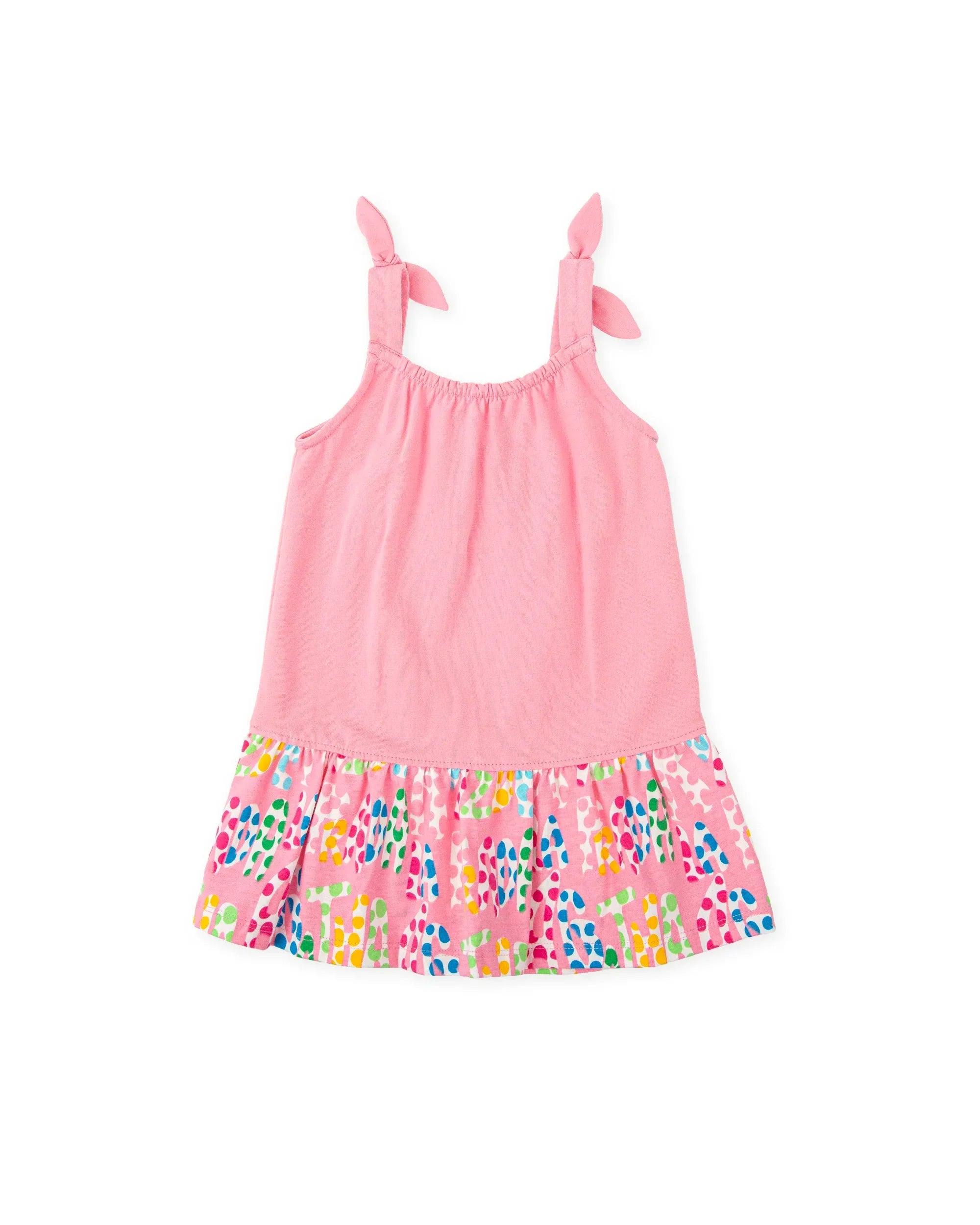 Vestido rosa de tirantes con estampado multicolor y falda acampanada con volante
