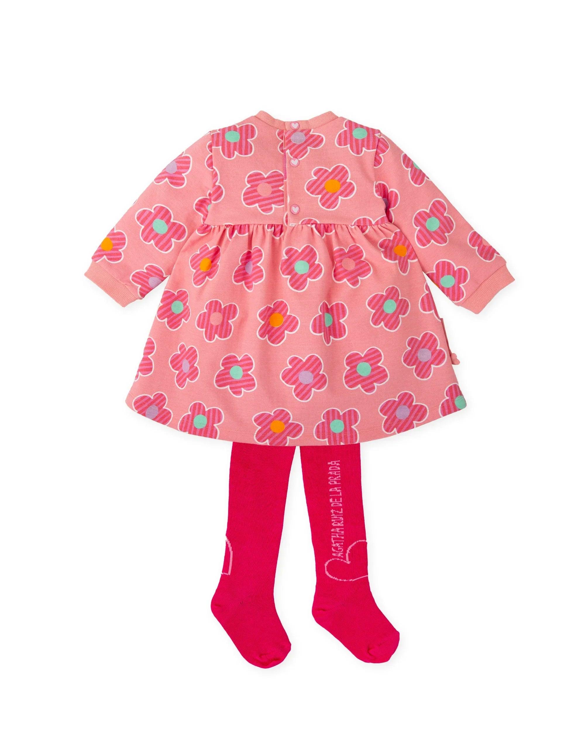 Vestido rosa con estampado de flores y leotardos fucsia, vista trasera
