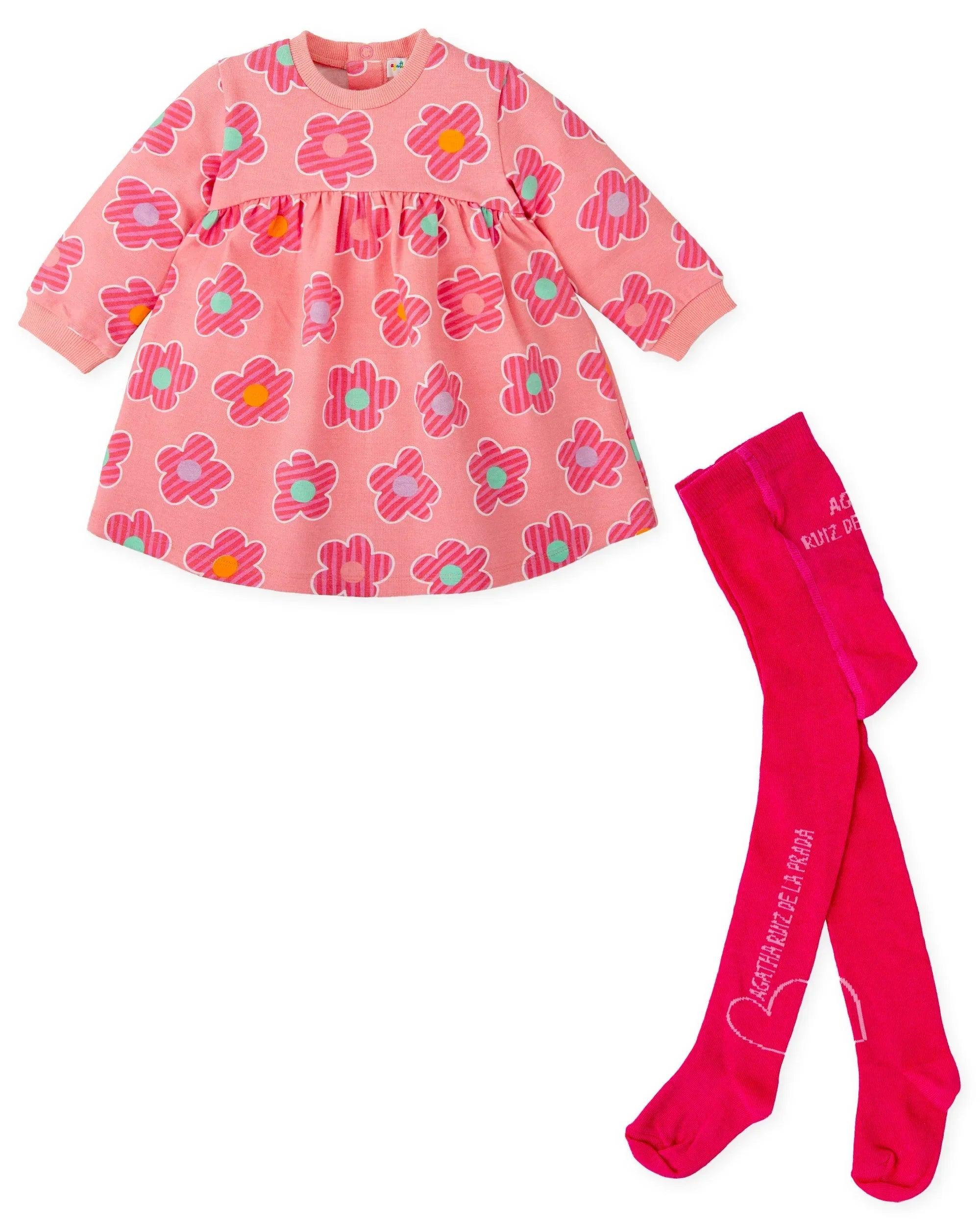 Vestido rosa estampado floral con leotardos fucsia hasta la rodilla, detalle corazón