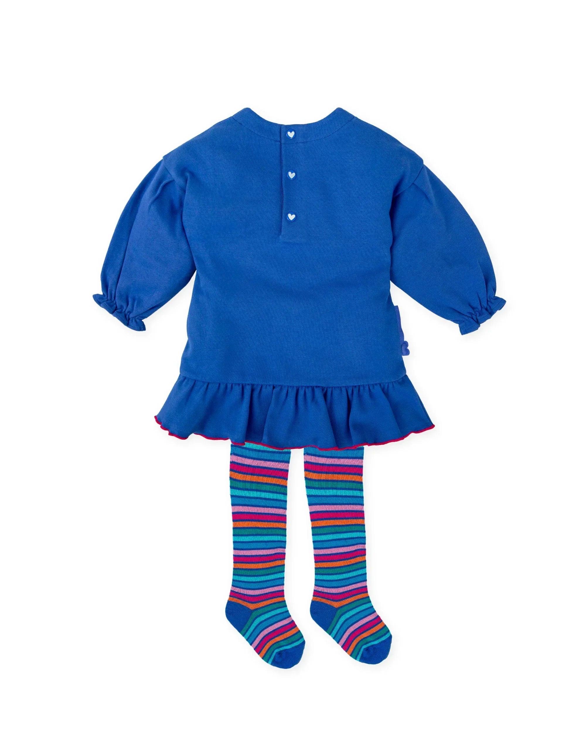 Vestido azul de manga globo con botones traseros y volante; leotardos a rayas.